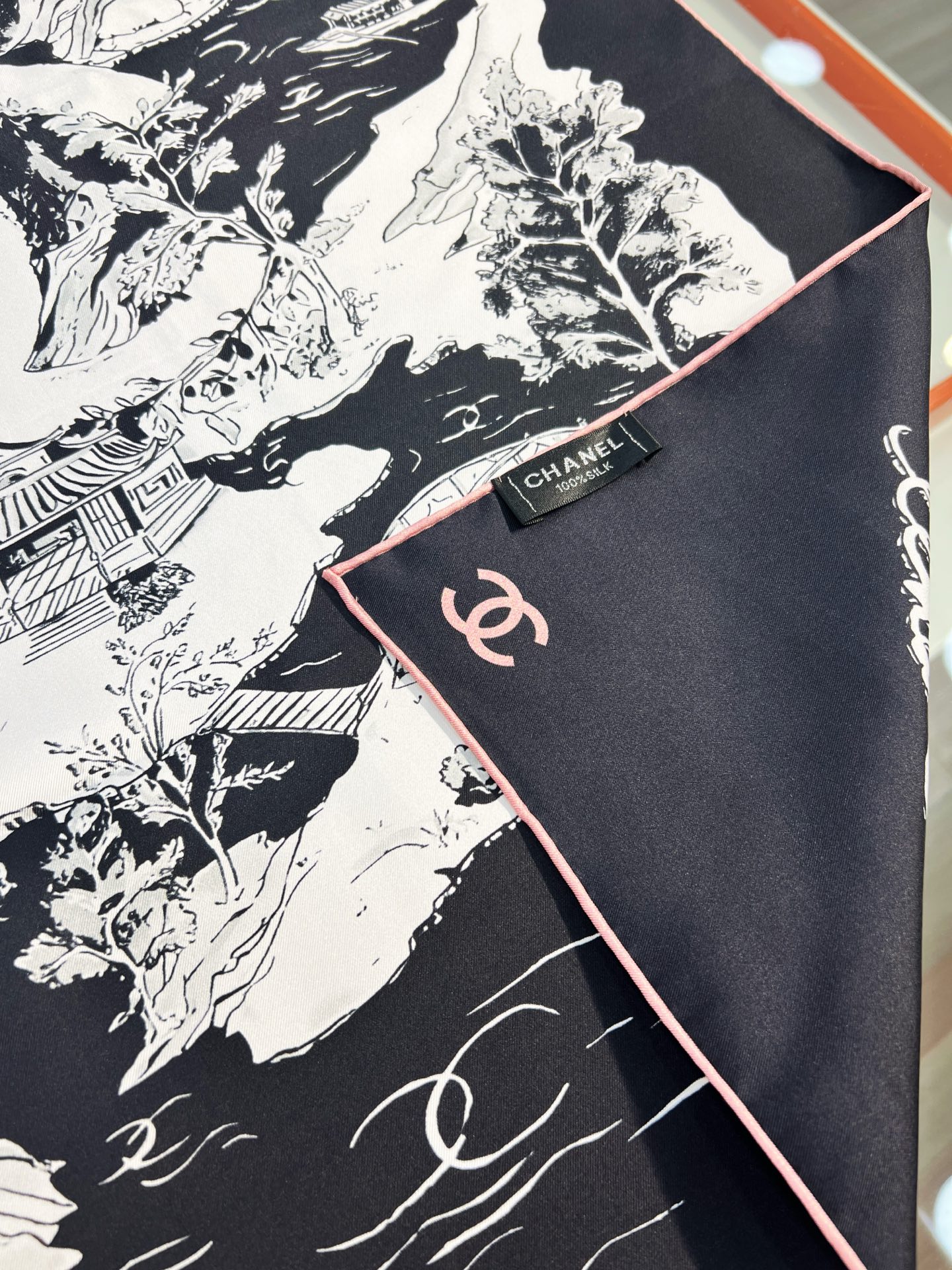 Chanel 25高级手工坊系列
90方形围巾 【18mm顶级真丝双面同色】
真丝斜纹布黑、多色与白

