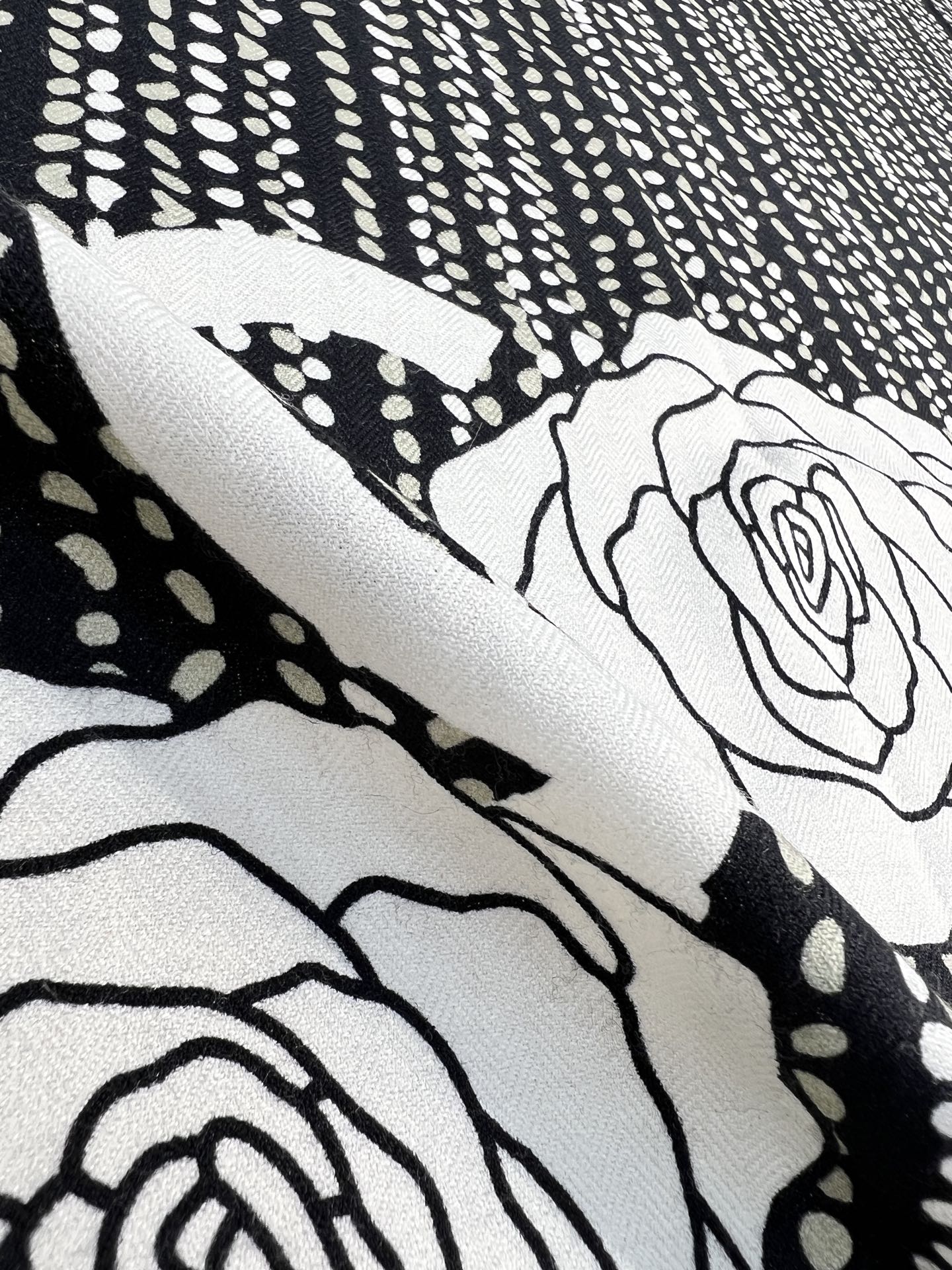 💰Chanel ~25。秋冬新品～【140顶级丝毛双面同色】仿花呢图案与山茶花的完美搭配适合各种场合搭配