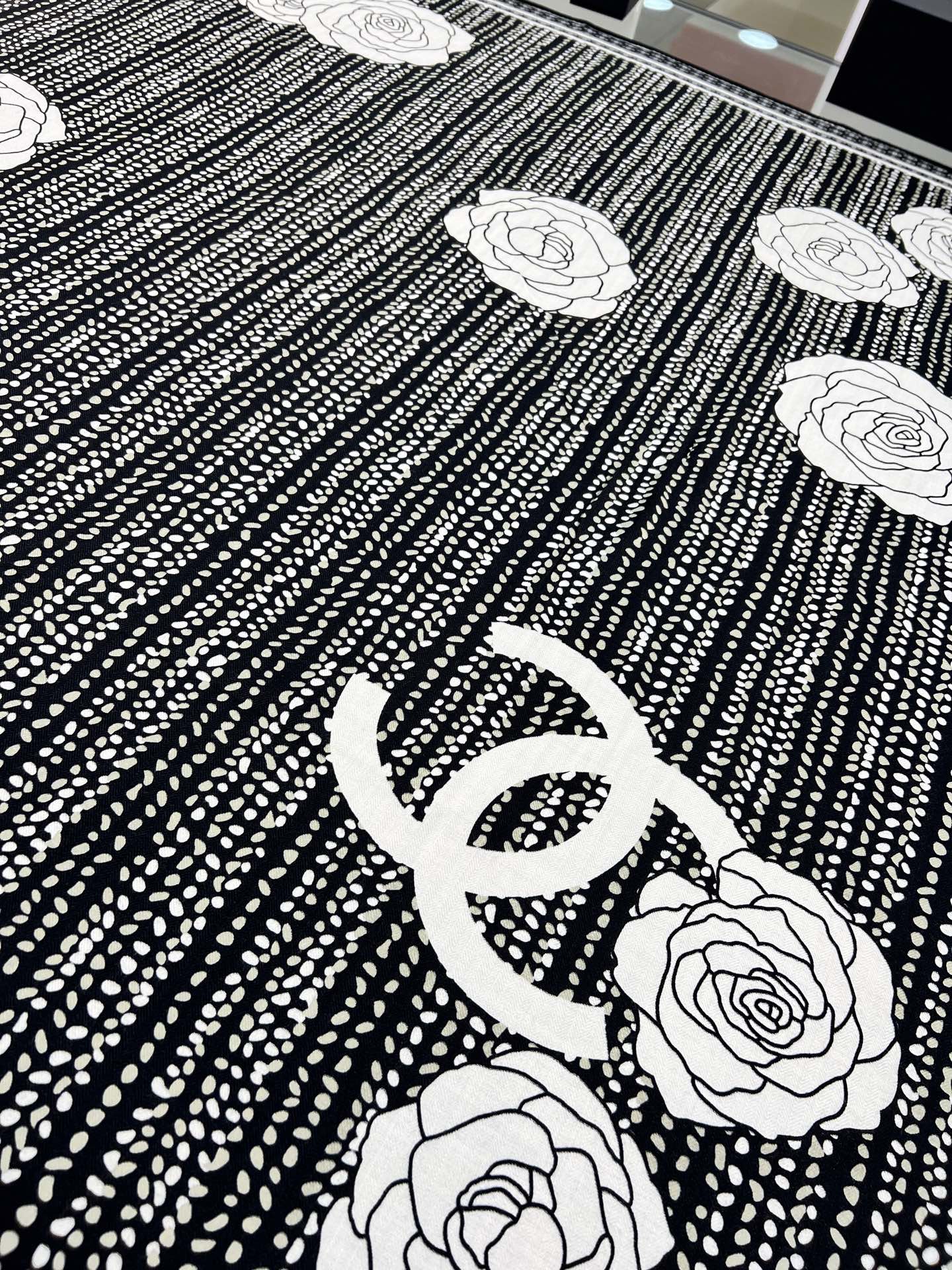 💰Chanel ~25。秋冬新品～【140顶级丝毛双面同色】仿花呢图案与山茶花的完美搭配适合各种场合搭配