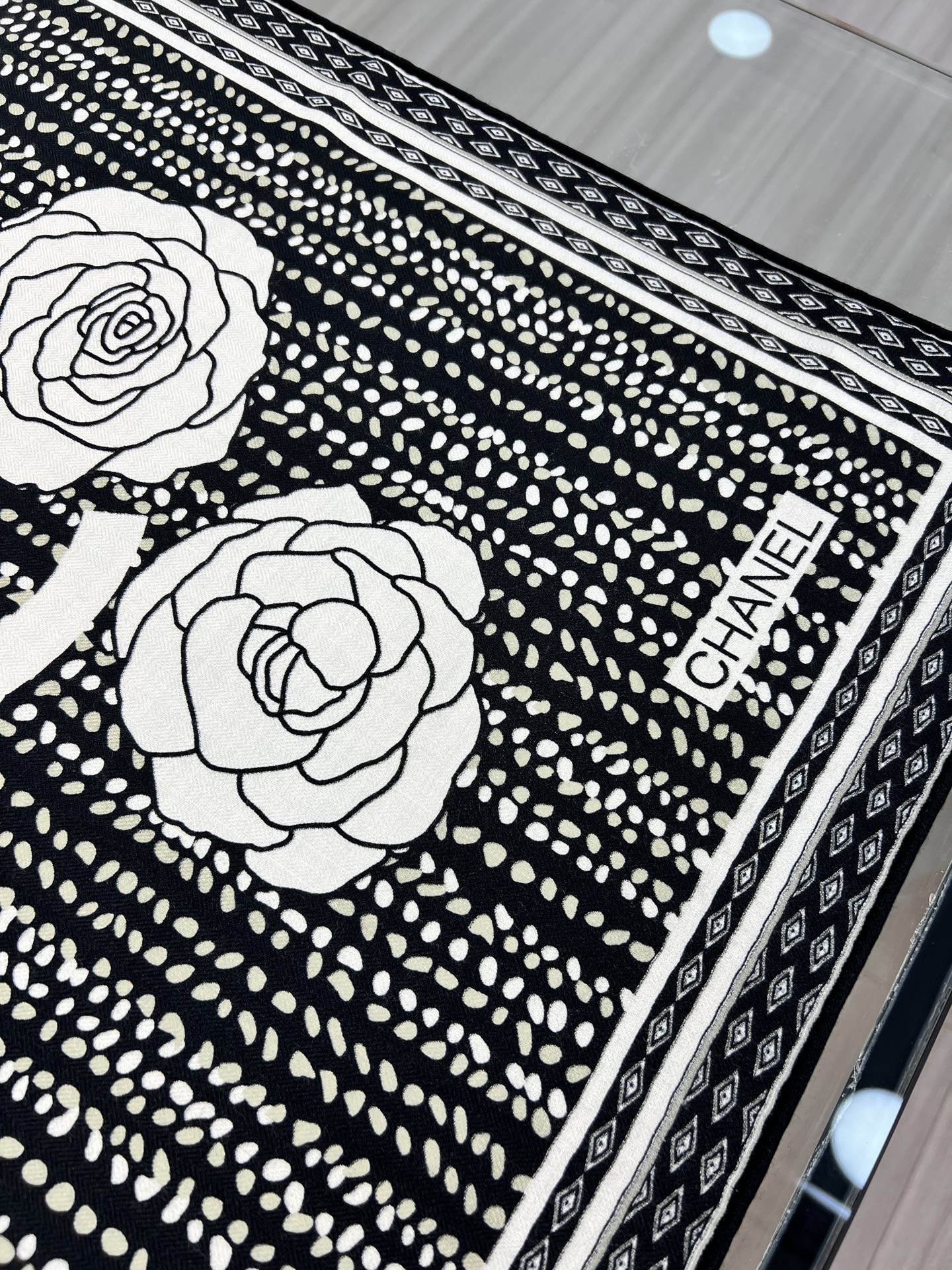 💰Chanel ~25。秋冬新品～【140顶级丝毛双面同色】仿花呢图案与山茶花的完美搭配适合各种场合搭配