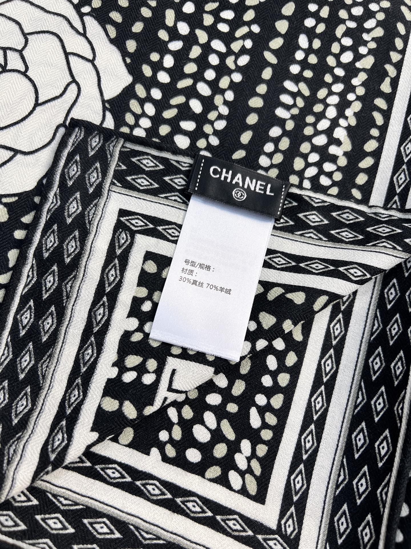 💰Chanel ~25。秋冬新品～【140顶级丝毛双面同色】仿花呢图案与山茶花的完美搭配适合各种场合搭配