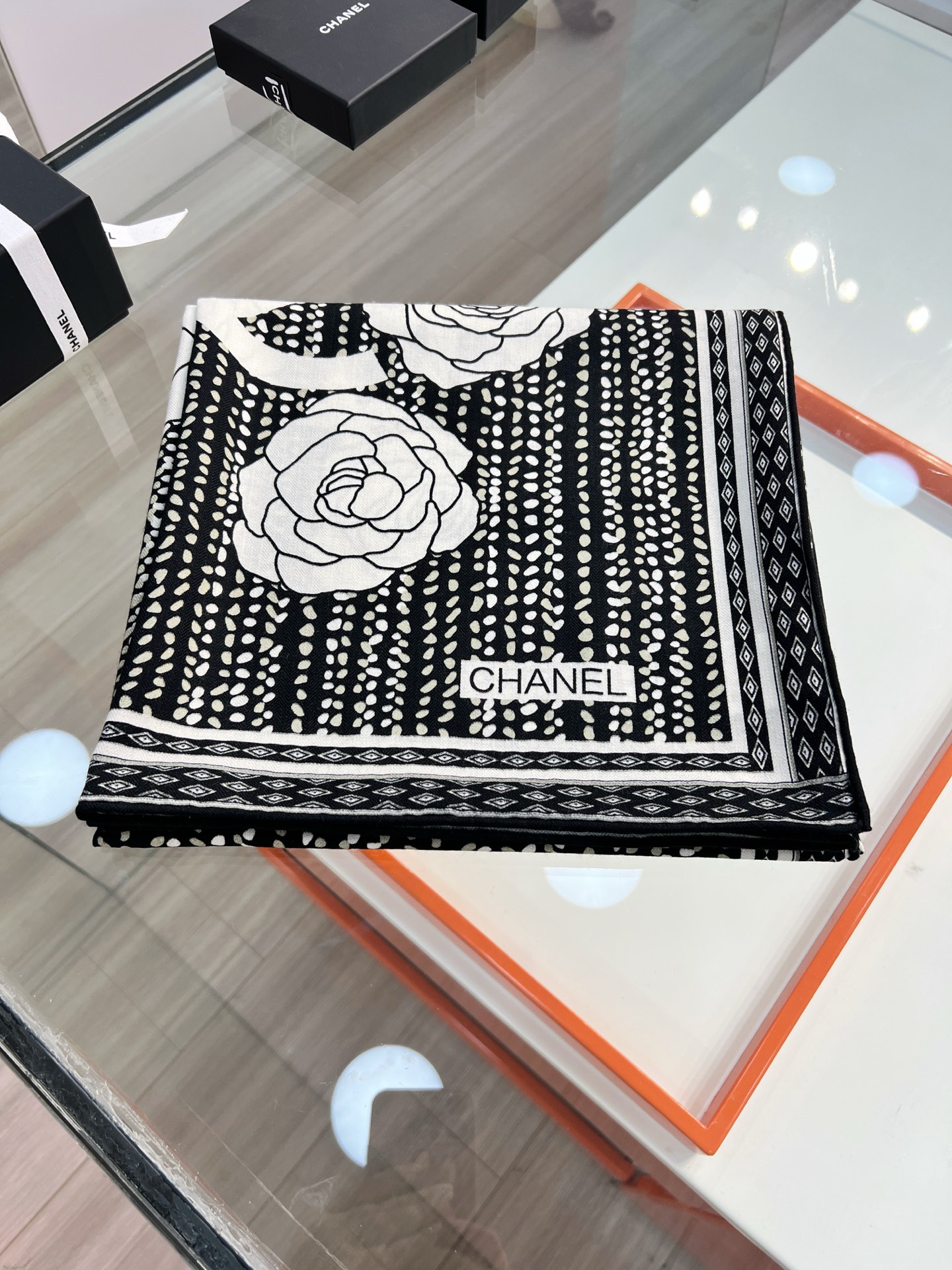 💰Chanel ~25。秋冬新品～【140顶级丝毛双面同色】仿花呢图案与山茶花的完美搭配适合各种场合搭配