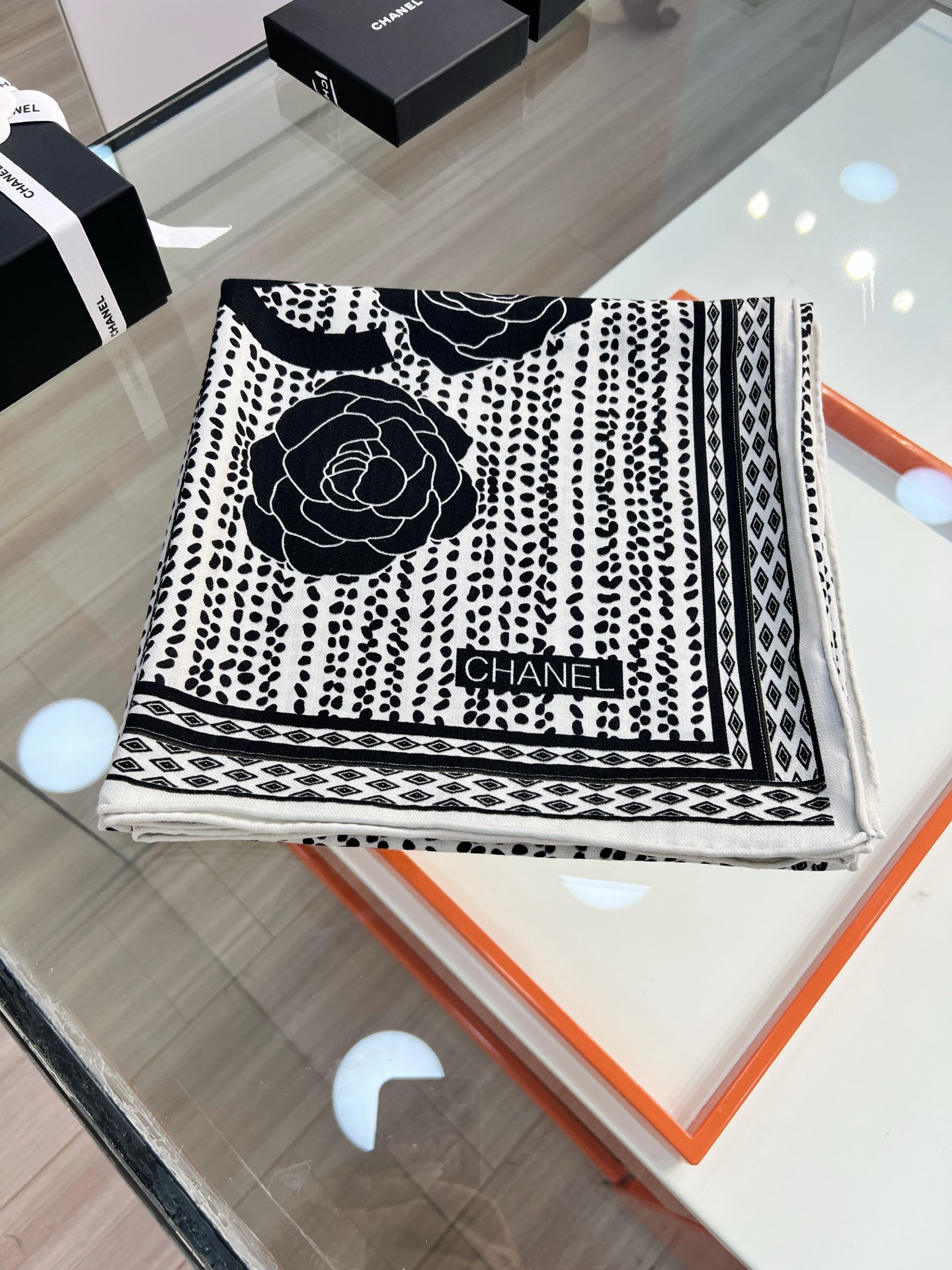 💰Chanel ~25。秋冬新品～【140顶级丝毛双面同色】仿花呢图案与山茶花的完美搭配适合各种场合搭配