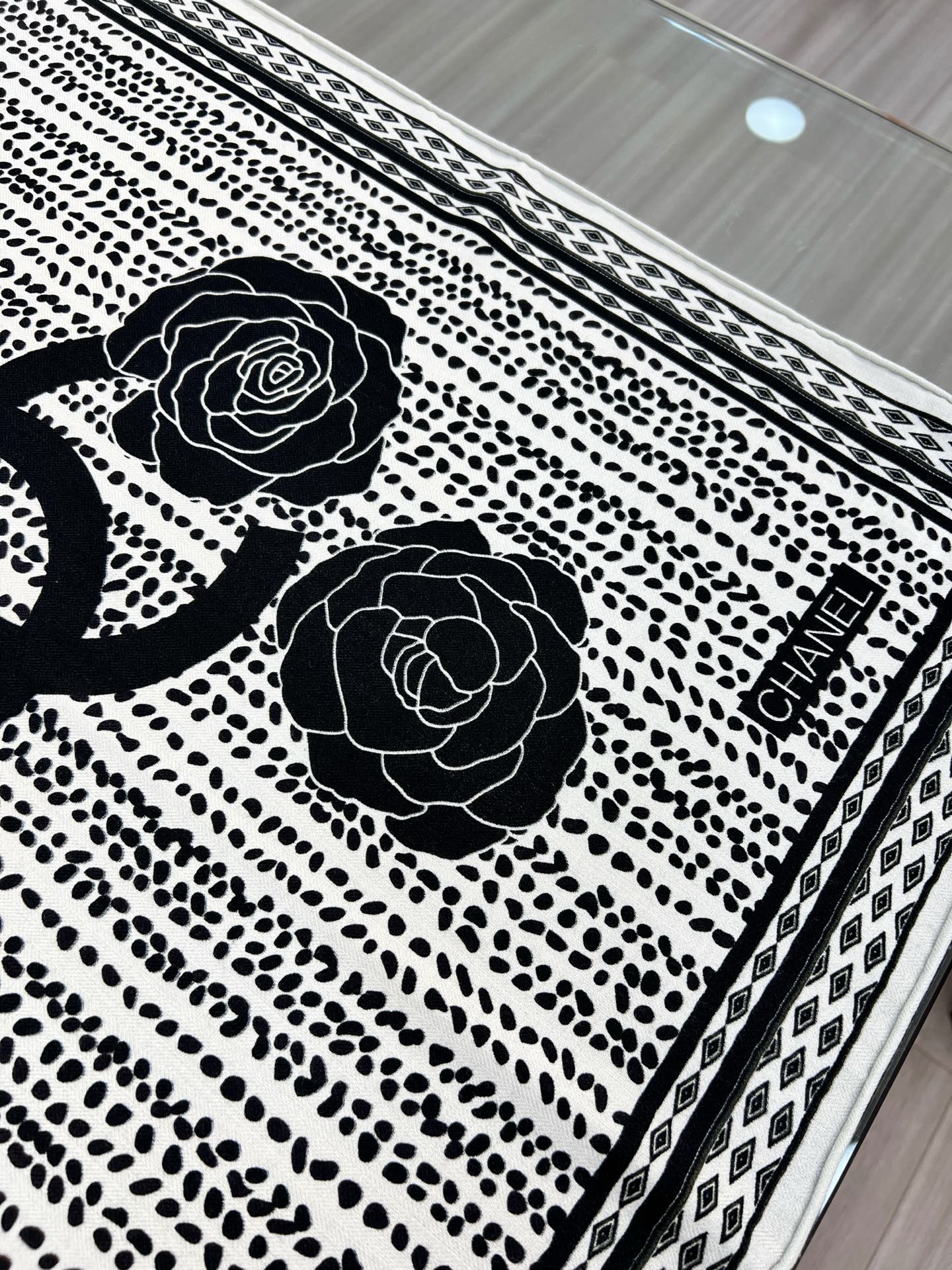 💰Chanel ~25。秋冬新品～【140顶级丝毛双面同色】仿花呢图案与山茶花的完美搭配适合各种场合搭配