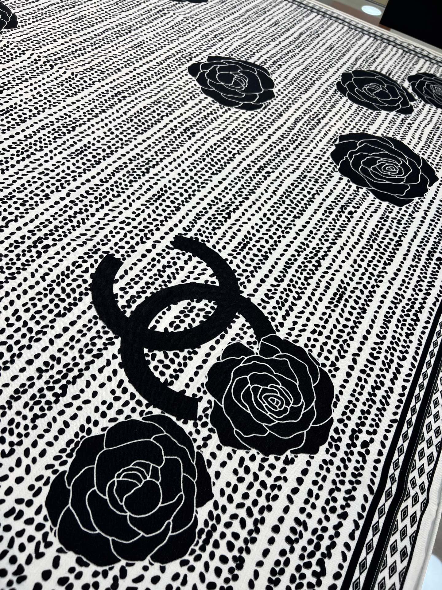 💰Chanel ~25。秋冬新品～【140顶级丝毛双面同色】仿花呢图案与山茶花的完美搭配适合各种场合搭配