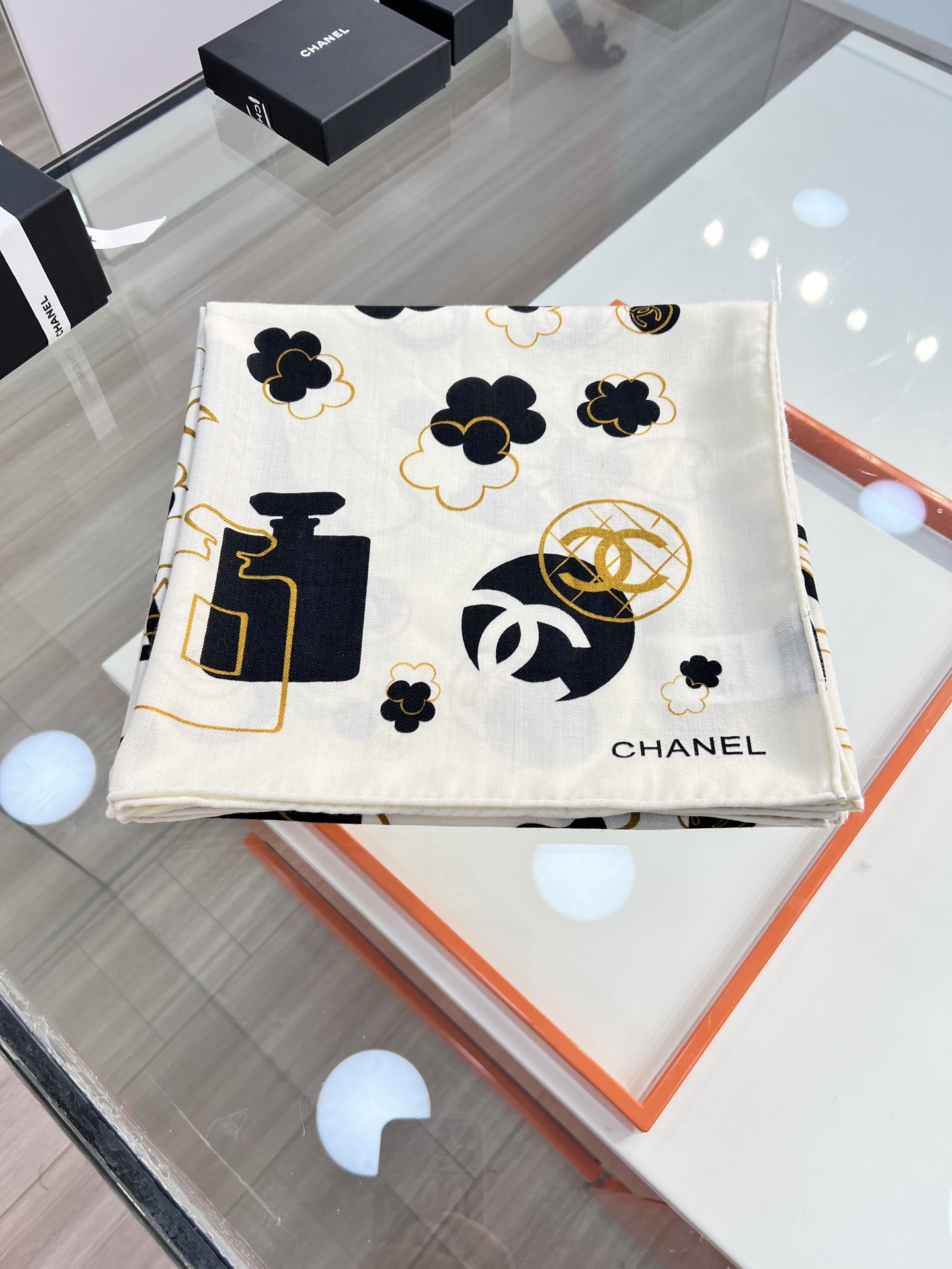 Chanel ~25。秋冬新品～【140顶级丝毛双面同色】包包、香水瓶、山茶花与双C的完美结合适合各种场