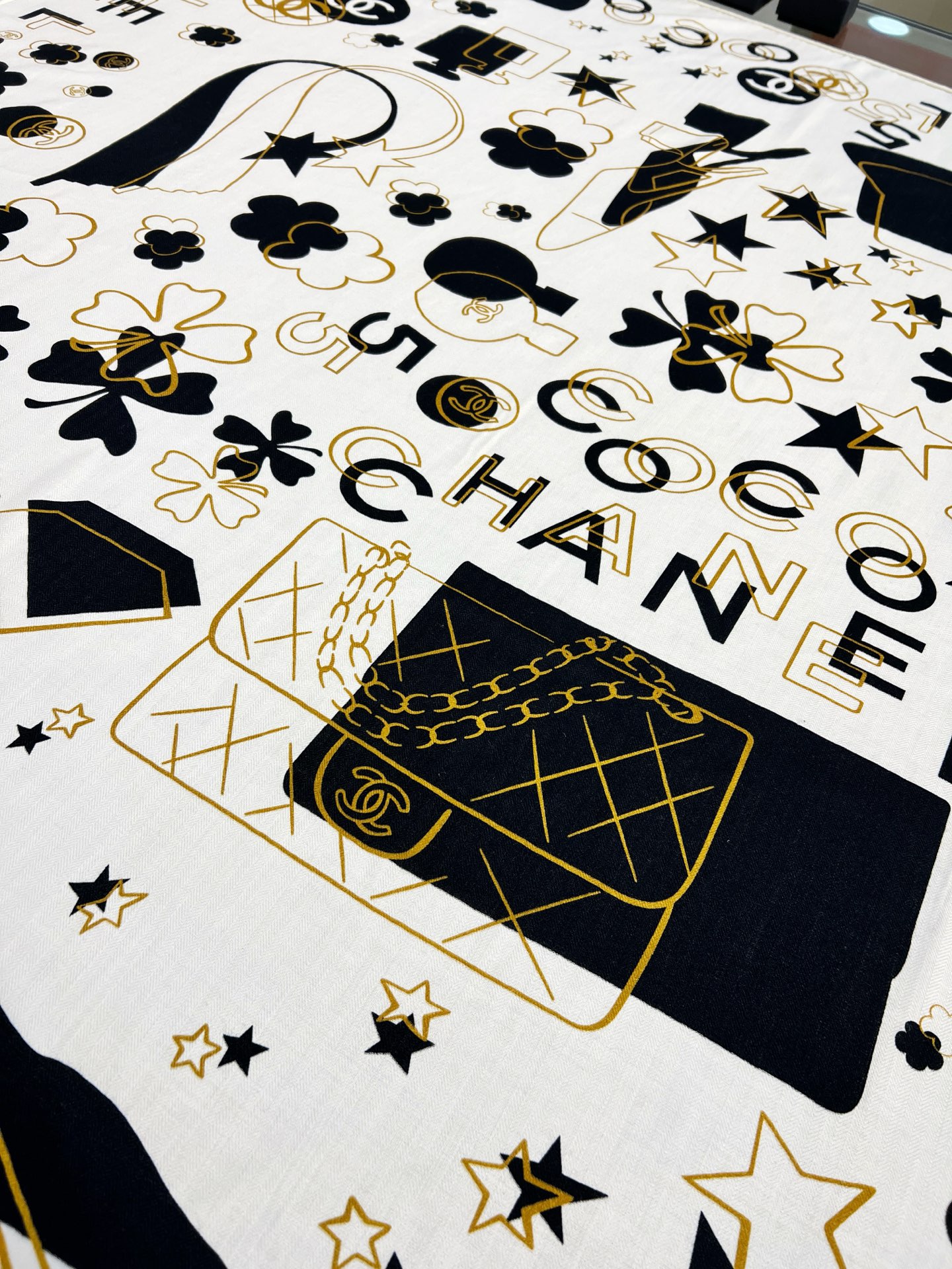 Chanel ~25。秋冬新品～【140顶级丝毛双面同色】包包、香水瓶、山茶花与双C的完美结合适合各种场