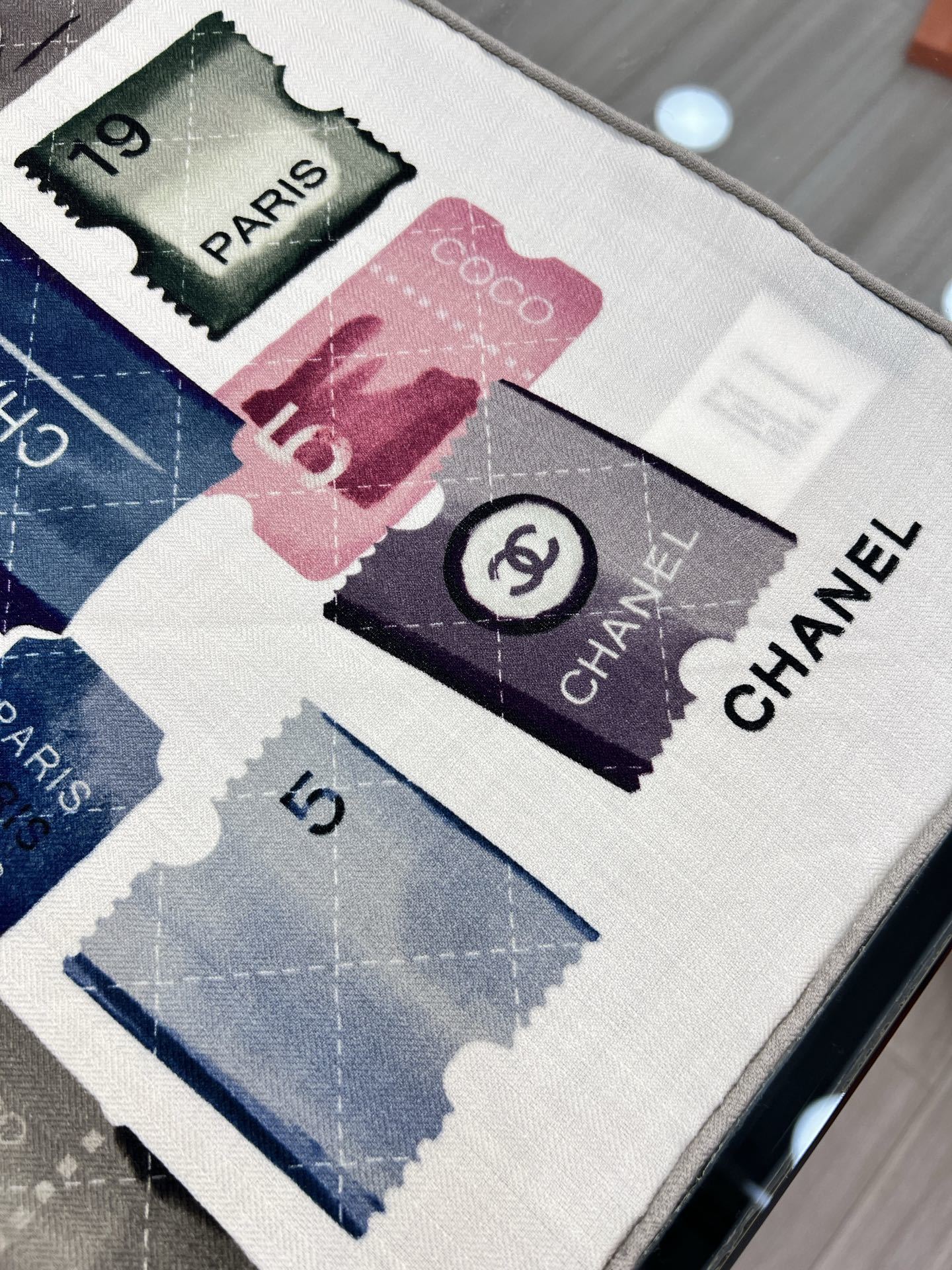 💰Chanel ~25秋冬新品~“集邮藏家”【140双面丝毛披肩】手工卷边丝毛方巾(30%桑蚕丝70%羊