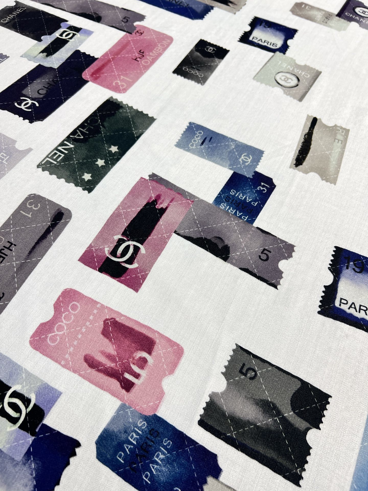 💰Chanel ~25秋冬新品~“集邮藏家”【140双面丝毛披肩】手工卷边丝毛方巾(30%桑蚕丝70%羊