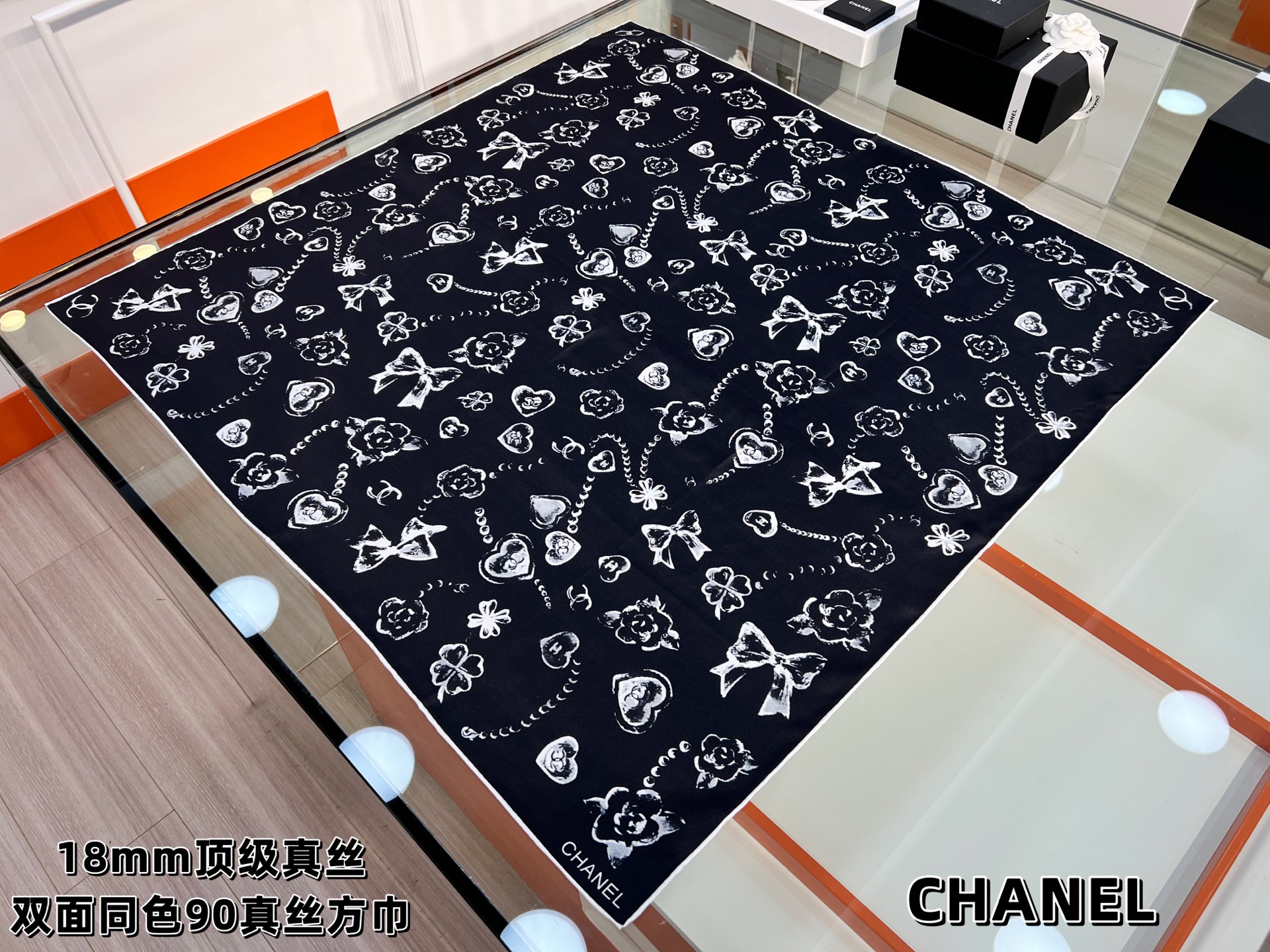 Chanel ~25。
【18mm顶级真丝双面同色】
爱心、珍珠、四叶草的结合设计
简洁大气且时尚感满满