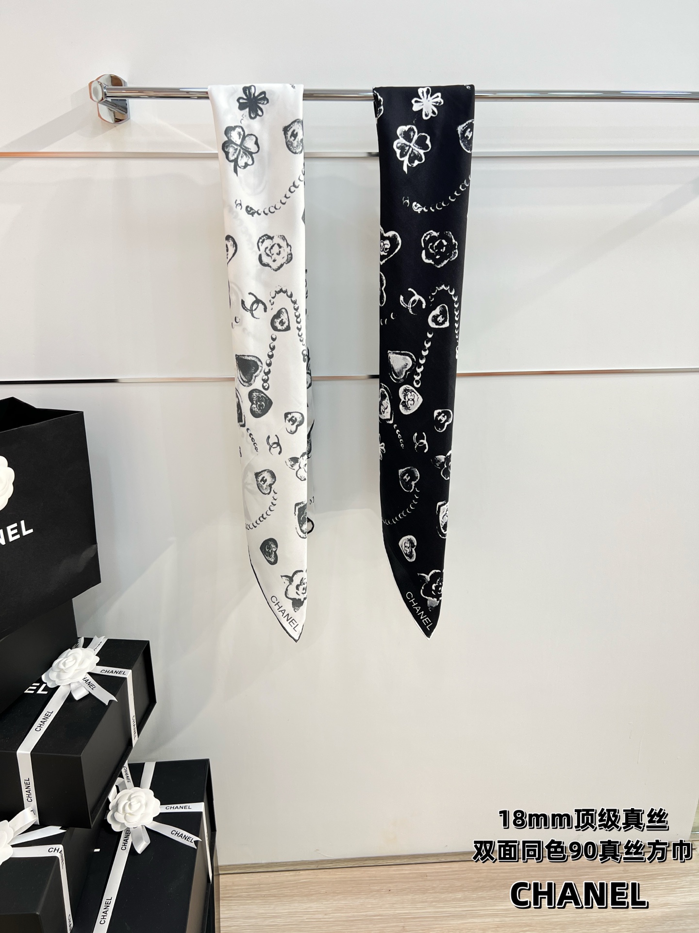 Chanel ~25。
【18mm顶级真丝双面同色】
爱心、珍珠、四叶草的结合设计
简洁大气且时尚感满满