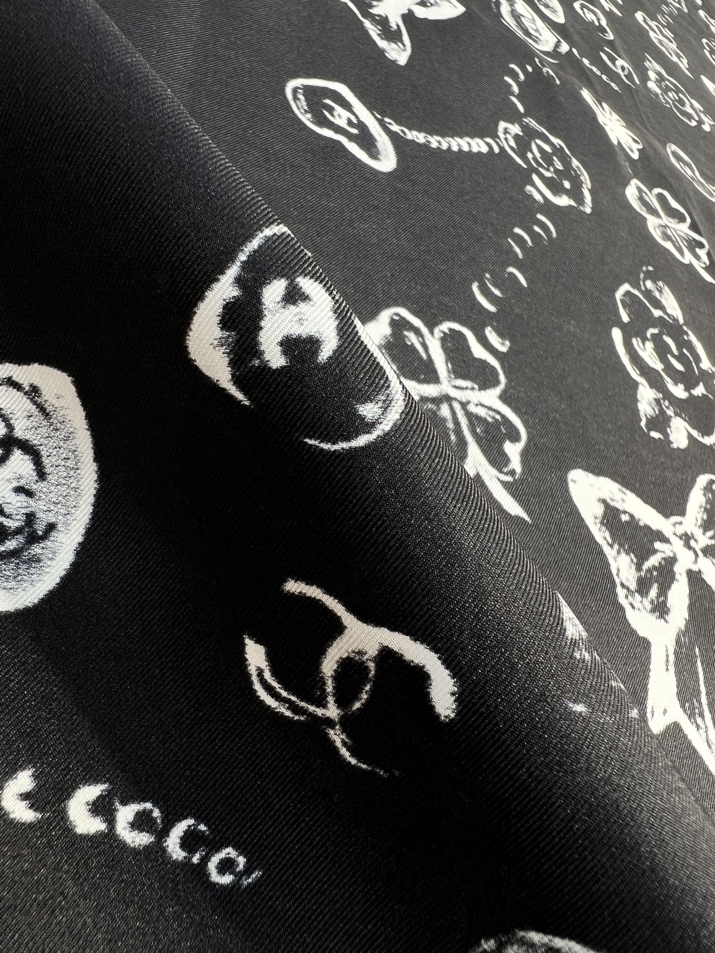 Chanel ~25。
【18mm顶级真丝双面同色】
爱心、珍珠、四叶草的结合设计
简洁大气且时尚感满满