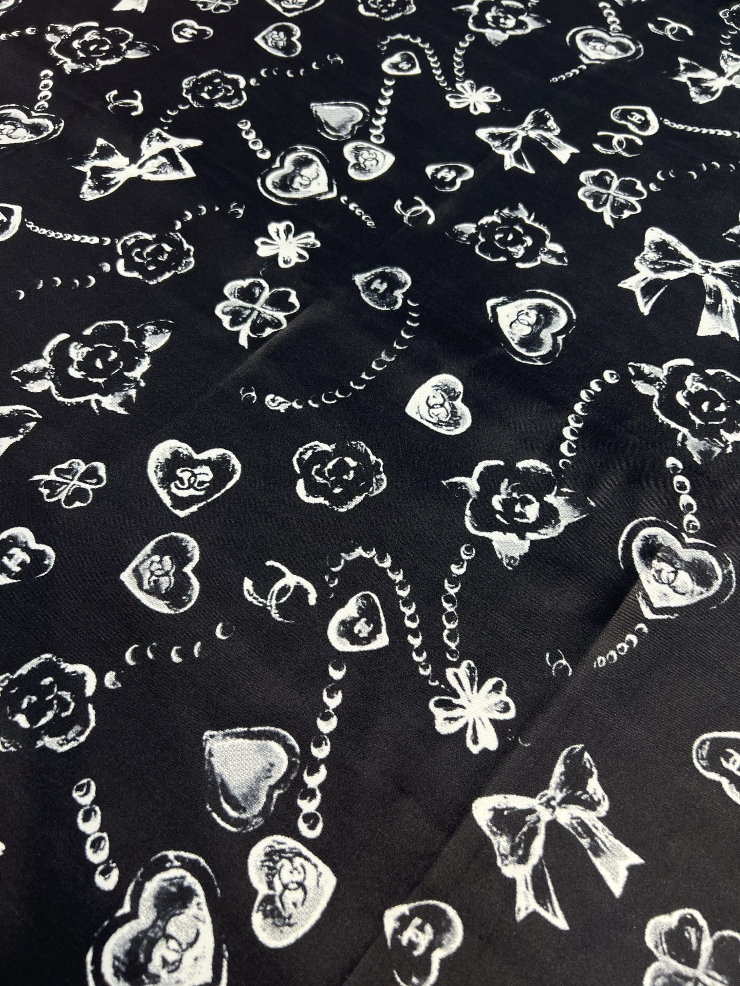 Chanel ~25。
【18mm顶级真丝双面同色】
爱心、珍珠、四叶草的结合设计
简洁大气且时尚感满满