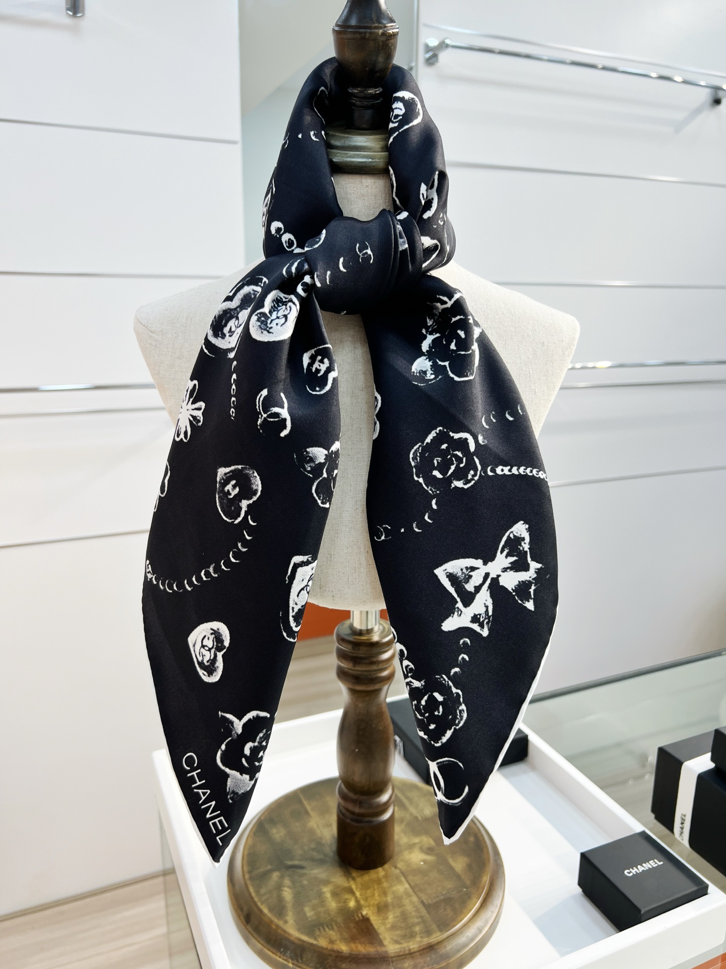 Chanel ~25。
【18mm顶级真丝双面同色】
爱心、珍珠、四叶草的结合设计
简洁大气且时尚感满满