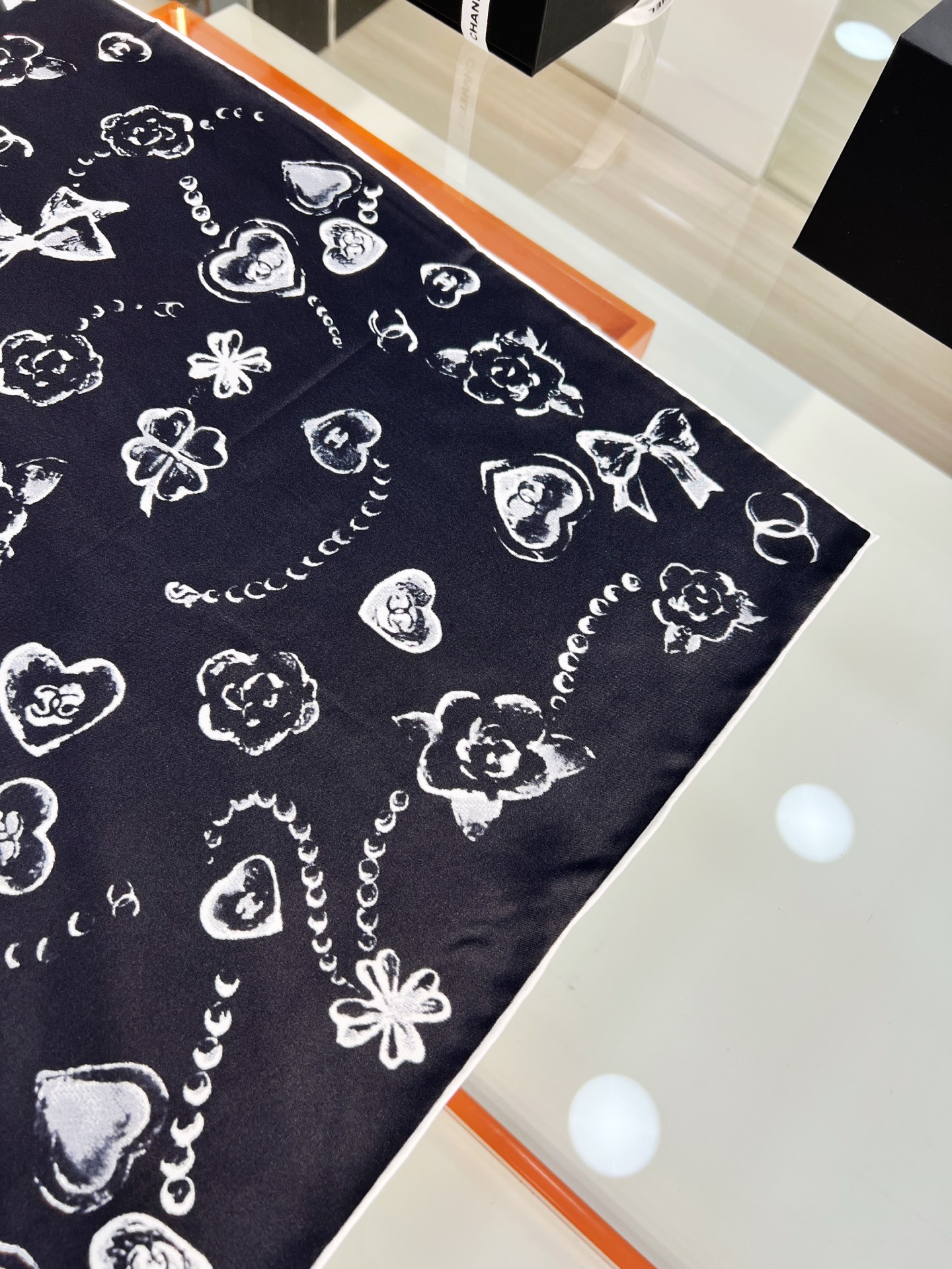 Chanel ~25。
【18mm顶级真丝双面同色】
爱心、珍珠、四叶草的结合设计
简洁大气且时尚感满满