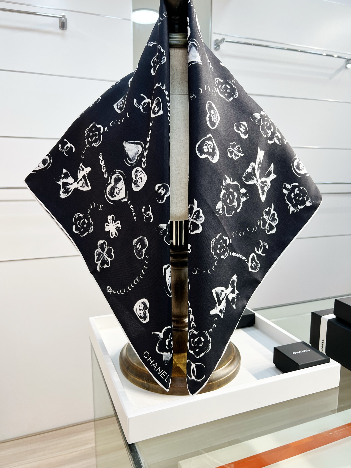 Chanel ~25。
【18mm顶级真丝双面同色】
爱心、珍珠、四叶草的结合设计
简洁大气且时尚感满满