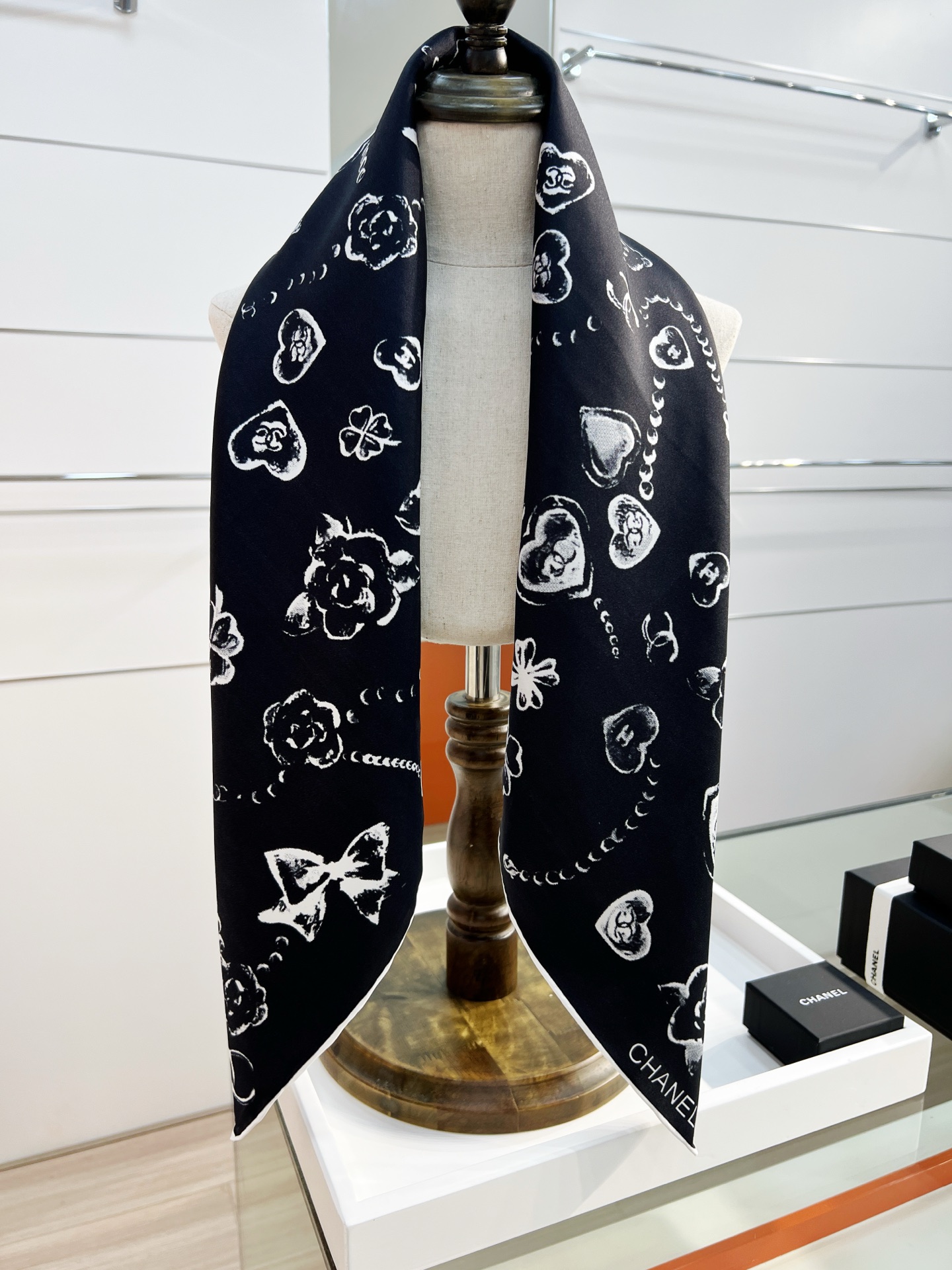 Chanel ~25。
【18mm顶级真丝双面同色】
爱心、珍珠、四叶草的结合设计
简洁大气且时尚感满满