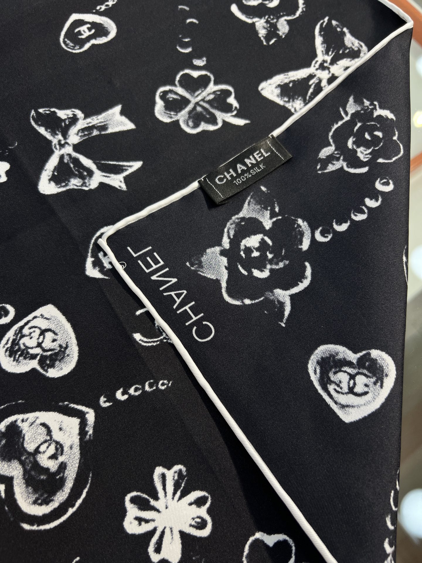 Chanel ~25。
【18mm顶级真丝双面同色】
爱心、珍珠、四叶草的结合设计
简洁大气且时尚感满满