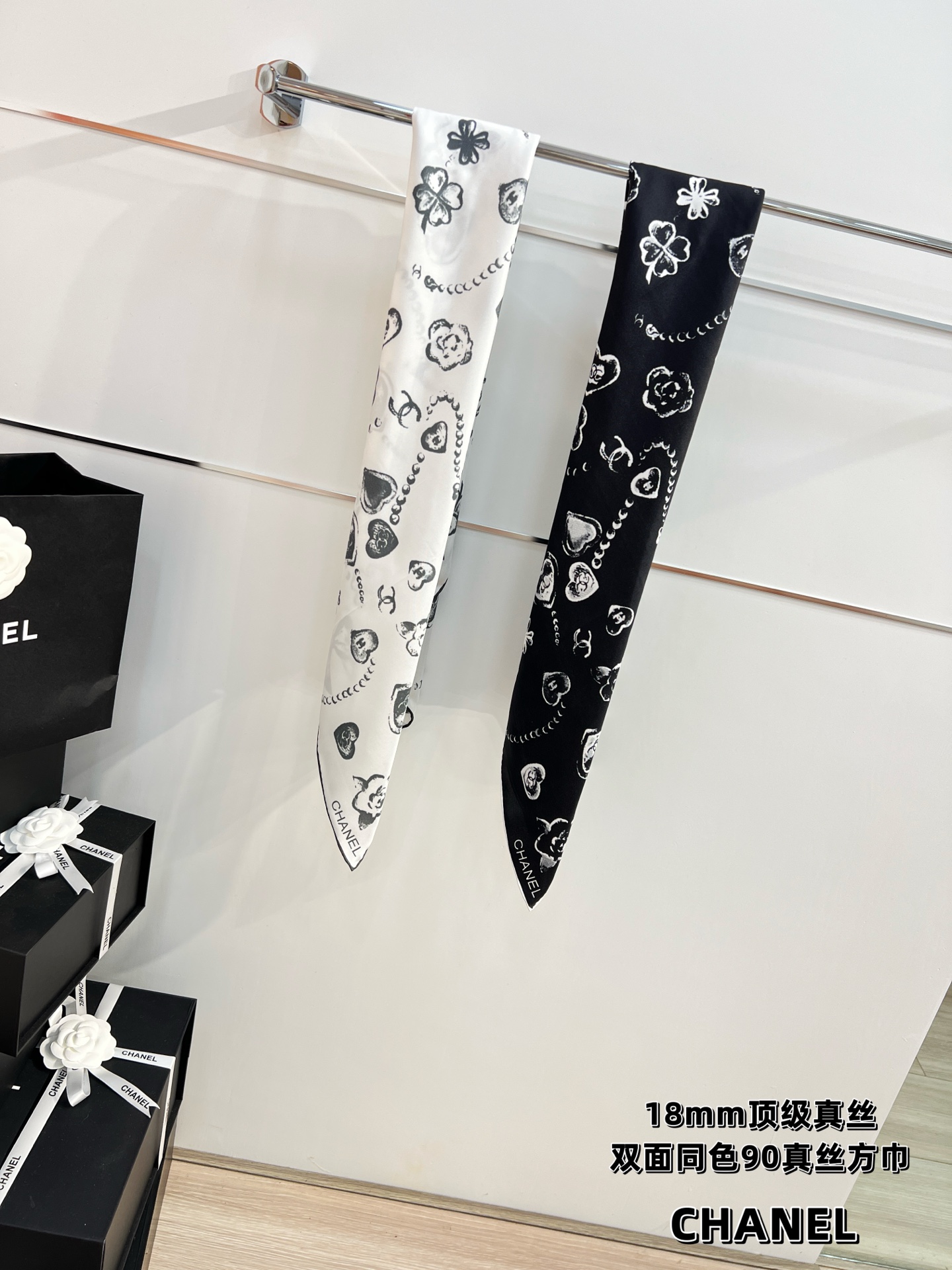 Chanel ~25。
【18mm顶级真丝双面同色】
爱心、珍珠、四叶草的结合设计
简洁大气且时尚感满满