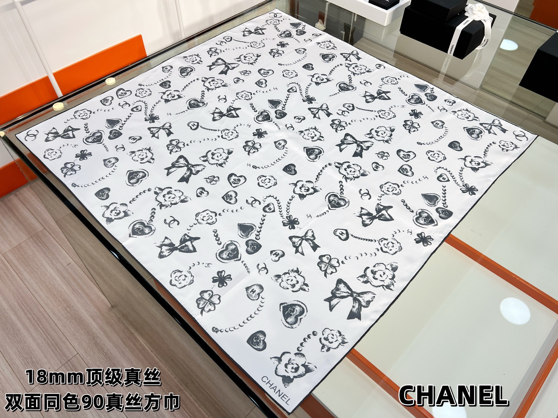 Chanel ~25。
【18mm顶级真丝双面同色】
爱心、珍珠、四叶草的结合设计
简洁大气且时尚感满满