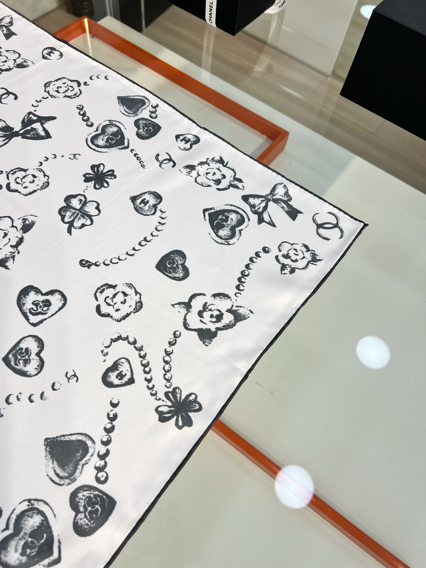 Chanel ~25。
【18mm顶级真丝双面同色】
爱心、珍珠、四叶草的结合设计
简洁大气且时尚感满满