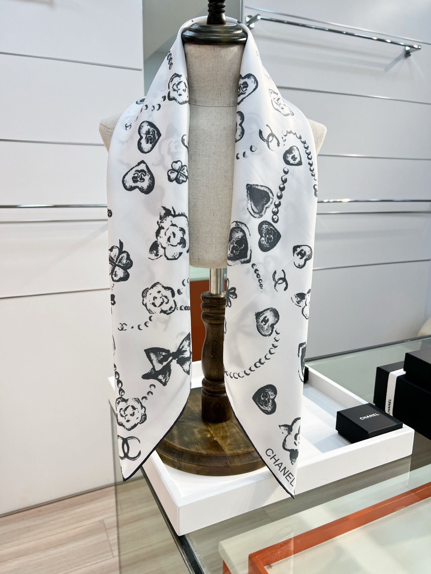 Chanel ~25。
【18mm顶级真丝双面同色】
爱心、珍珠、四叶草的结合设计
简洁大气且时尚感满满