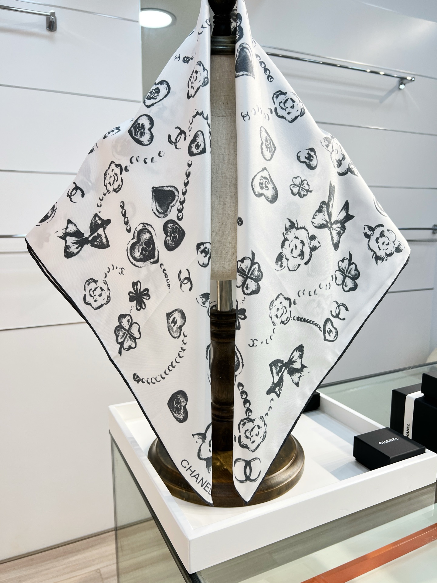 Chanel ~25。
【18mm顶级真丝双面同色】
爱心、珍珠、四叶草的结合设计
简洁大气且时尚感满满