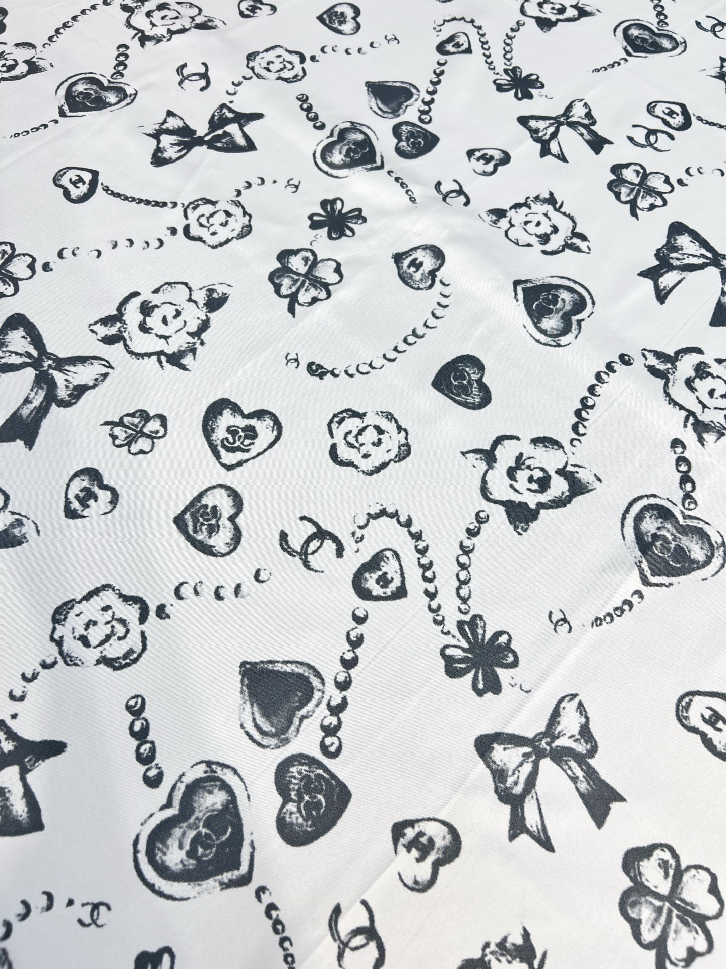 Chanel ~25。
【18mm顶级真丝双面同色】
爱心、珍珠、四叶草的结合设计
简洁大气且时尚感满满