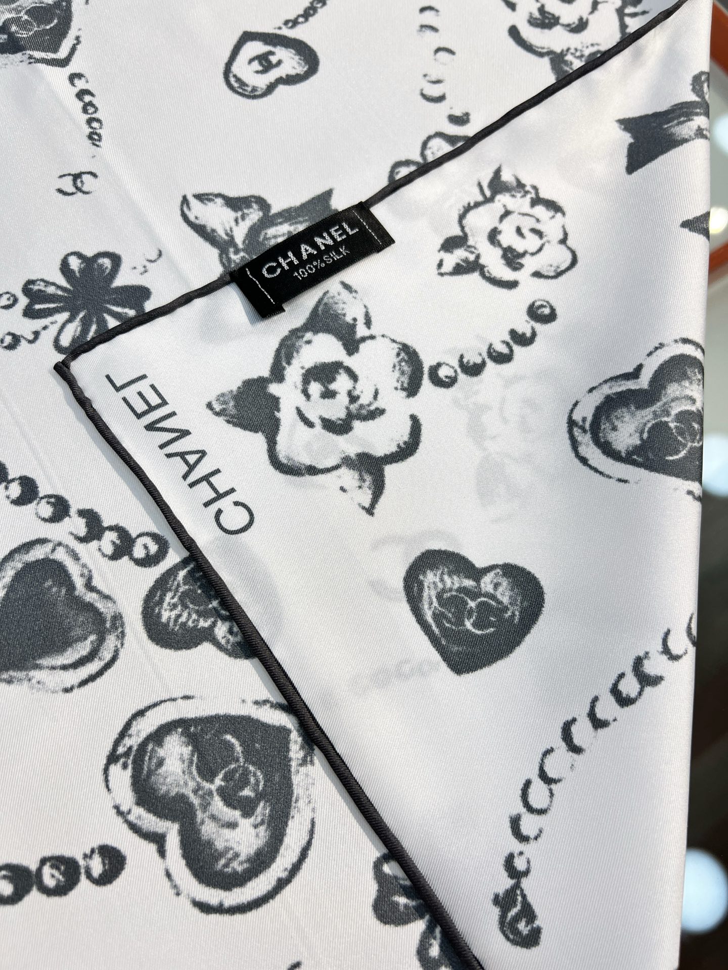 Chanel ~25。
【18mm顶级真丝双面同色】
爱心、珍珠、四叶草的结合设计
简洁大气且时尚感满满