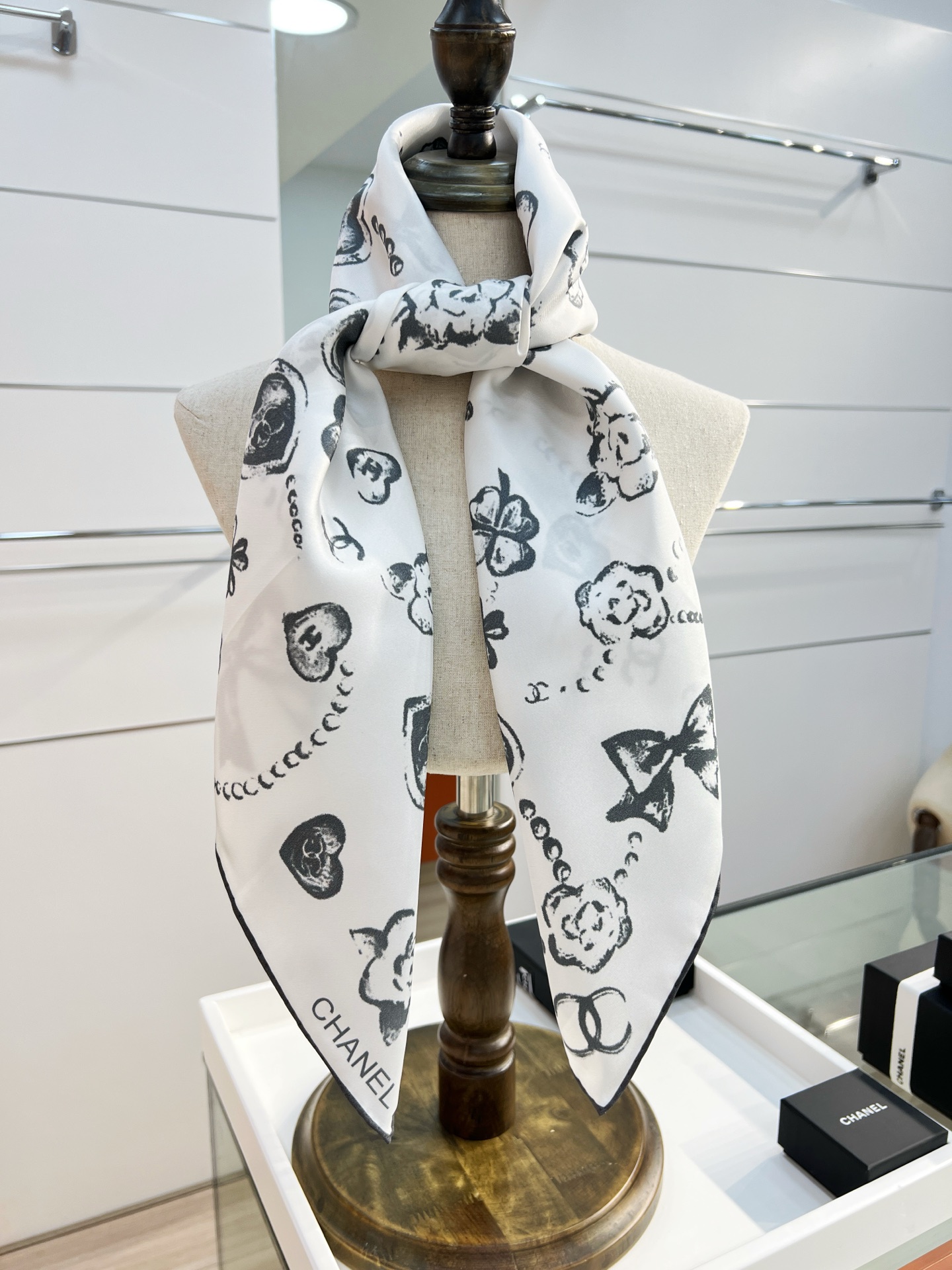 Chanel ~25。
【18mm顶级真丝双面同色】
爱心、珍珠、四叶草的结合设计
简洁大气且时尚感满满