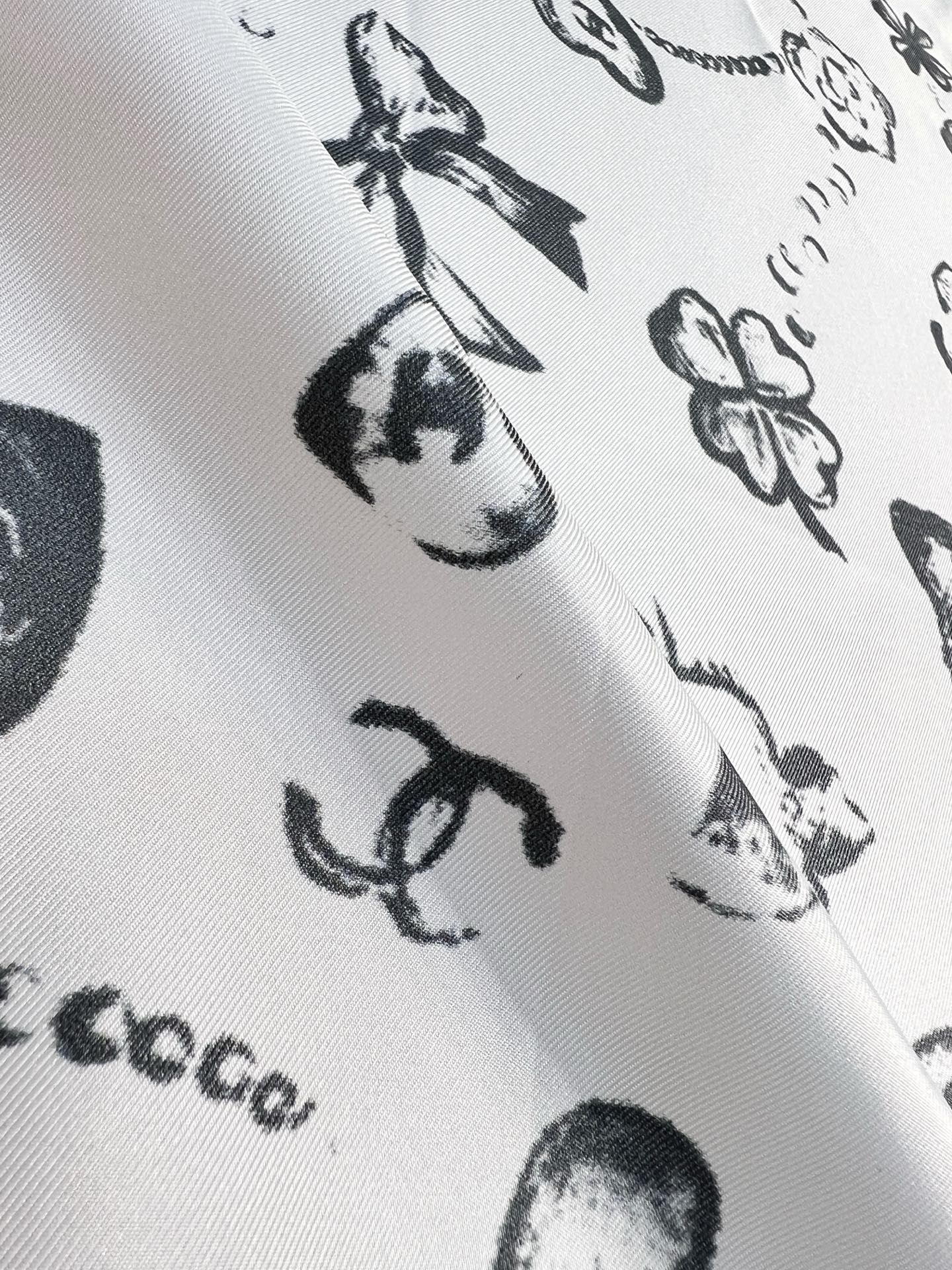 Chanel ~25。
【18mm顶级真丝双面同色】
爱心、珍珠、四叶草的结合设计
简洁大气且时尚感满满