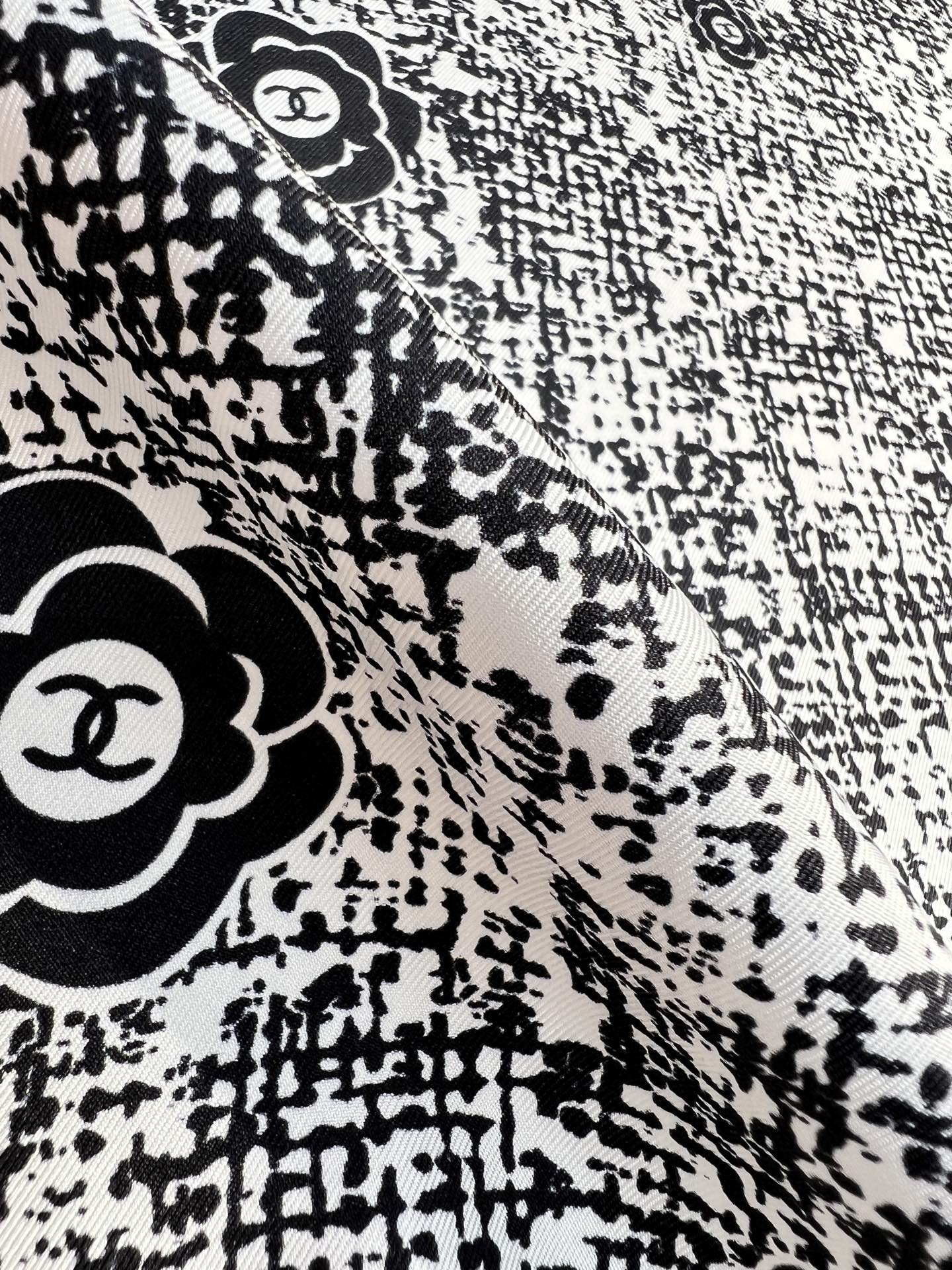 Chanel ~25。【18mm顶级真丝双面同色】花呢纹理与山茶花结合的设计简洁大气且时尚感满满香家一贯