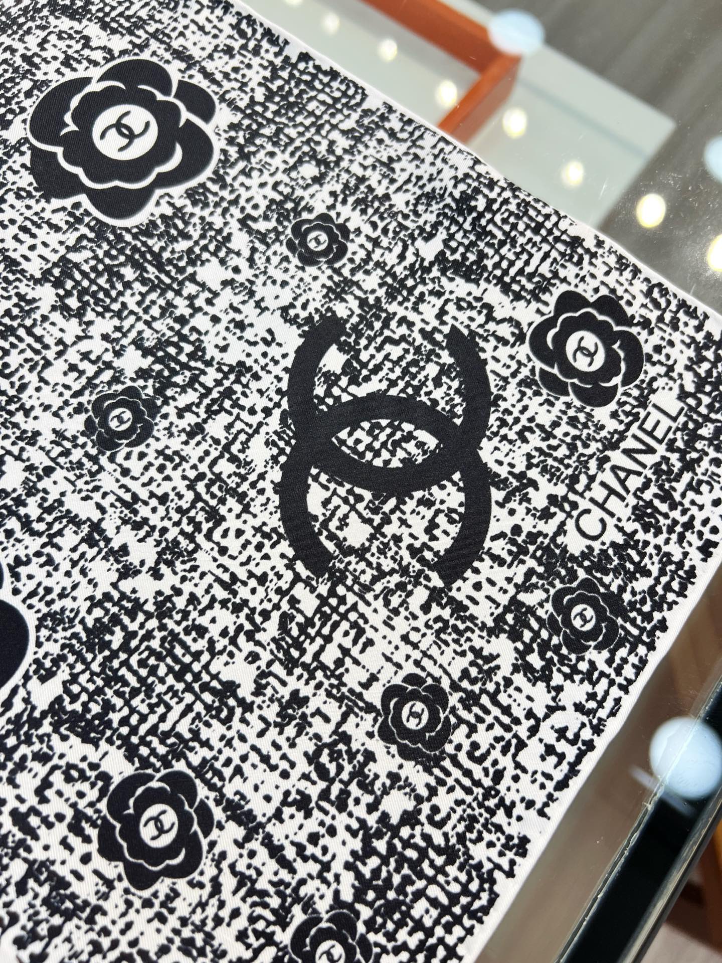 Chanel ~25。【18mm顶级真丝双面同色】花呢纹理与山茶花结合的设计简洁大气且时尚感满满香家一贯