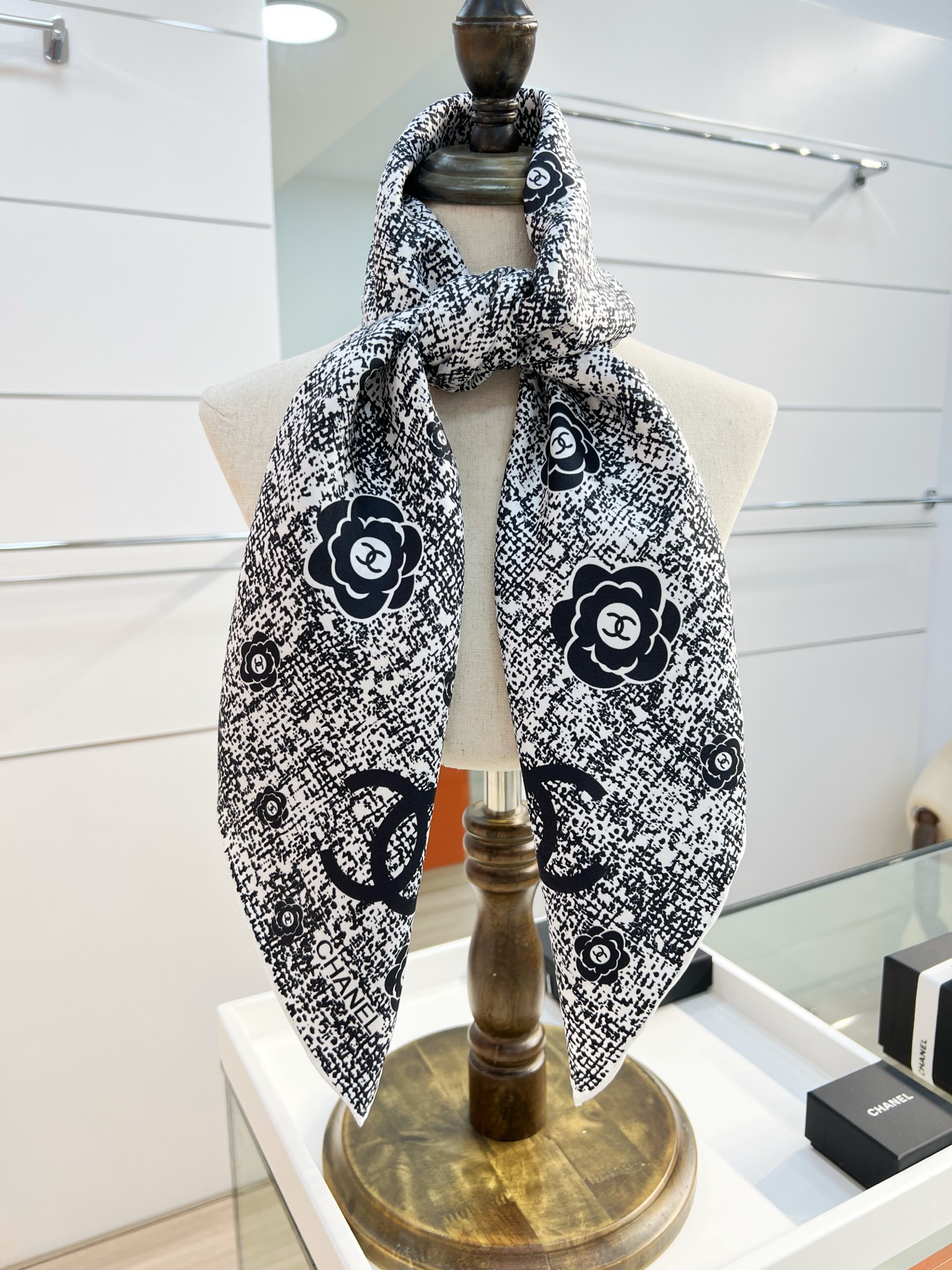 Chanel ~25。【18mm顶级真丝双面同色】花呢纹理与山茶花结合的设计简洁大气且时尚感满满香家一贯