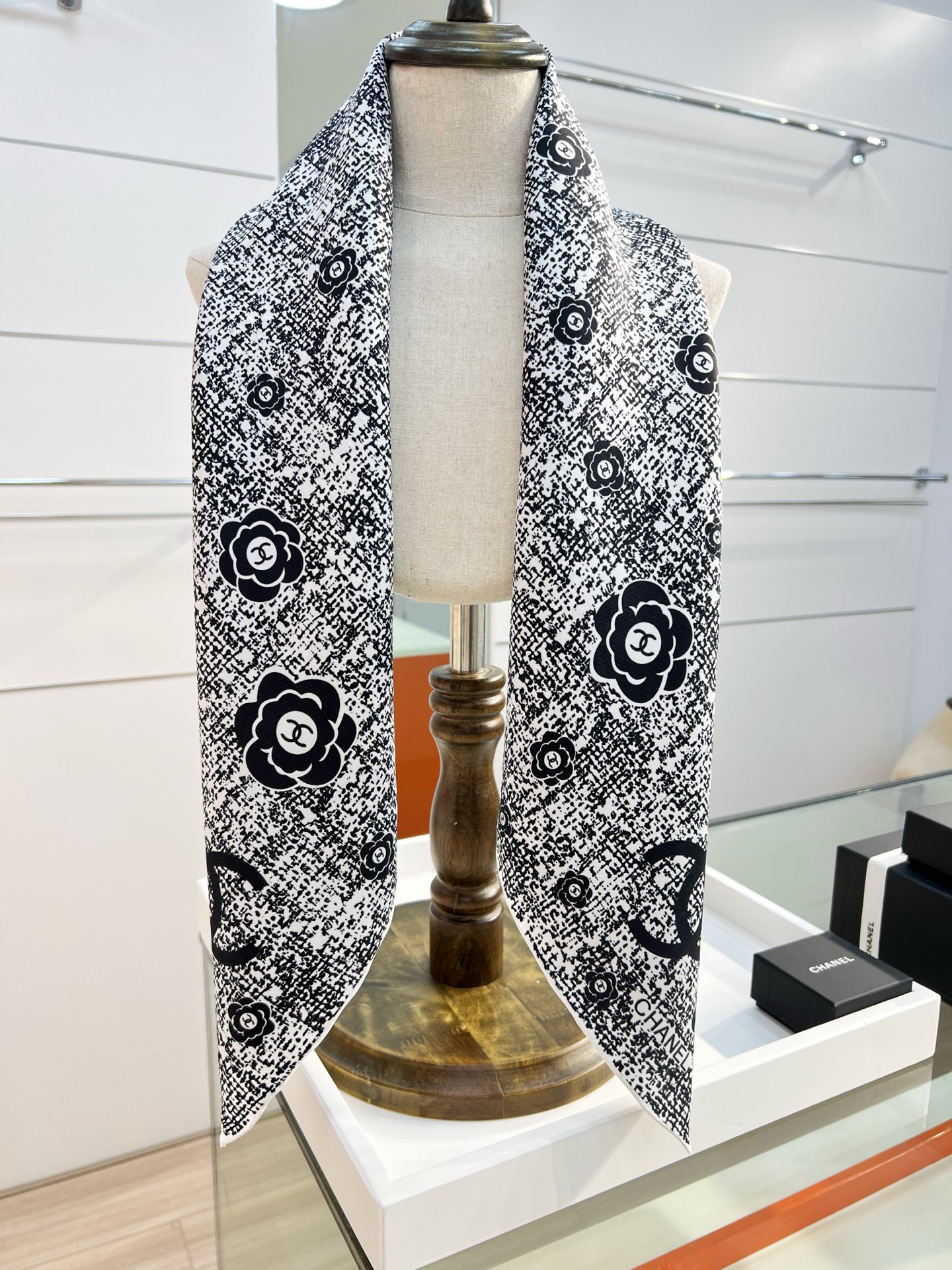 Chanel ~25。【18mm顶级真丝双面同色】花呢纹理与山茶花结合的设计简洁大气且时尚感满满香家一贯