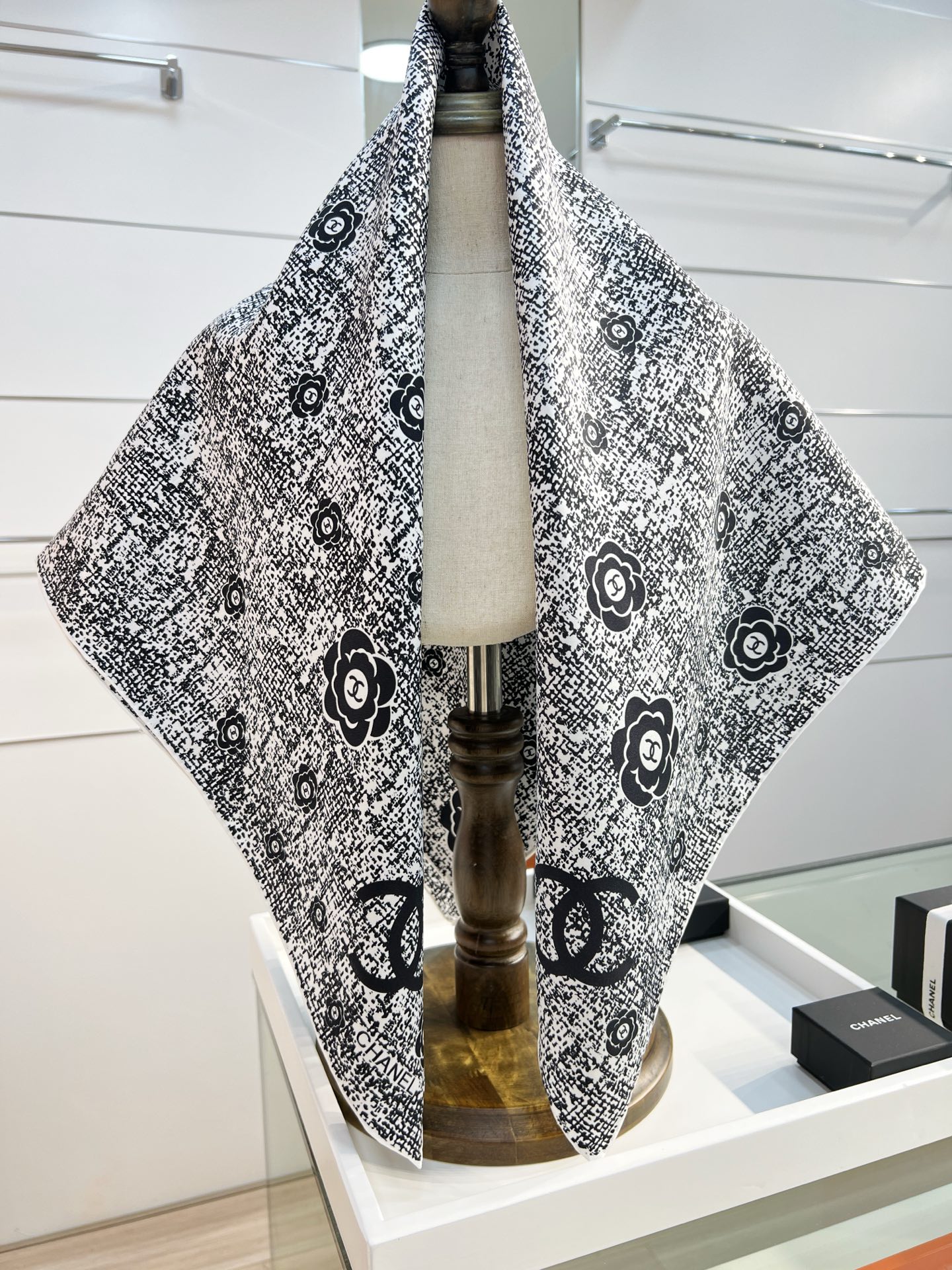 Chanel ~25。【18mm顶级真丝双面同色】花呢纹理与山茶花结合的设计简洁大气且时尚感满满香家一贯