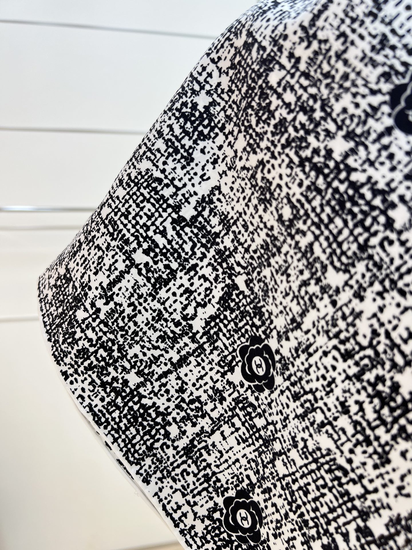 Chanel ~25。【18mm顶级真丝双面同色】花呢纹理与山茶花结合的设计简洁大气且时尚感满满香家一贯