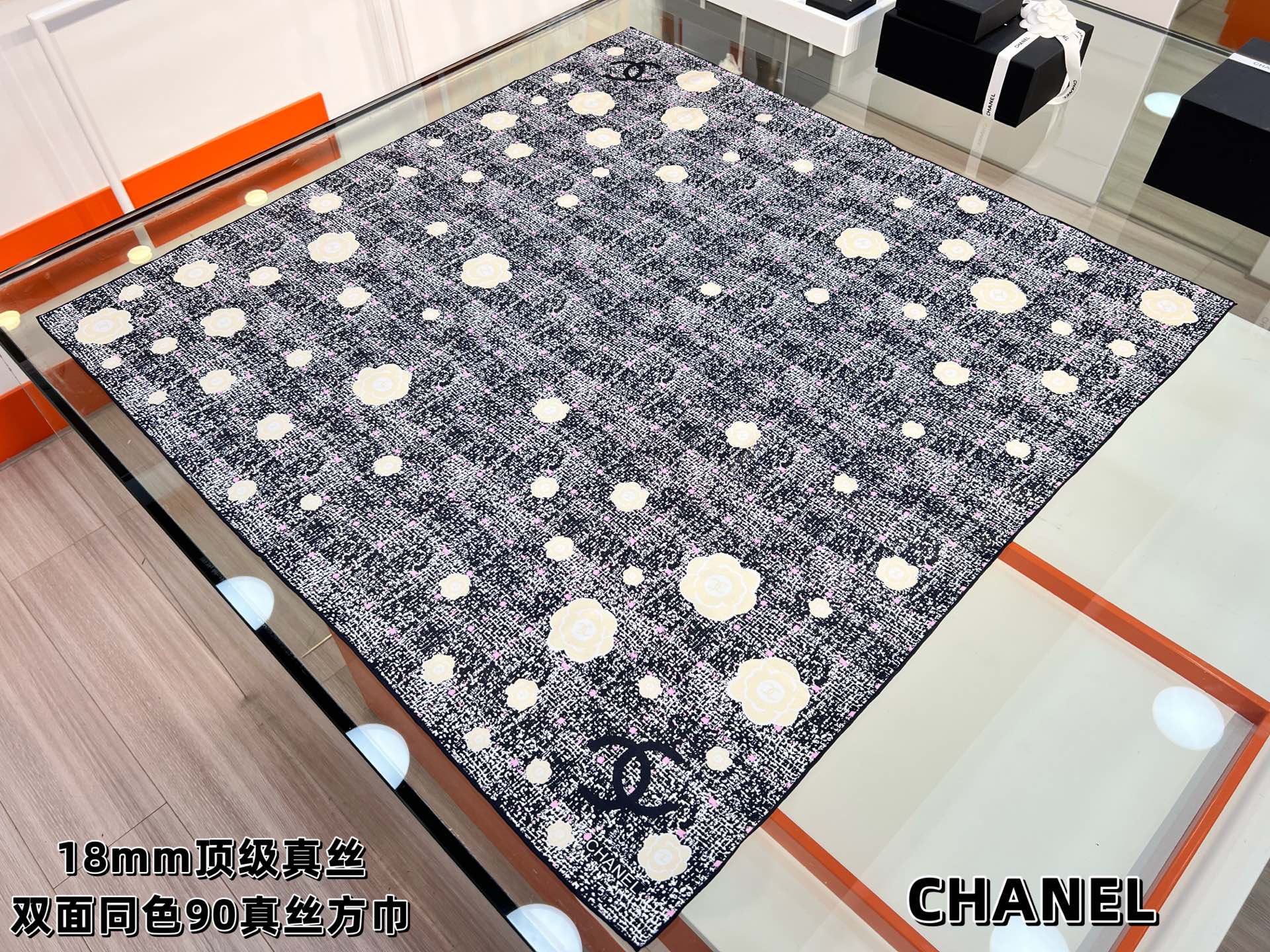 Chanel ~25。【18mm顶级真丝双面同色】花呢纹理与山茶花结合的设计简洁大气且时尚感满满香家一贯