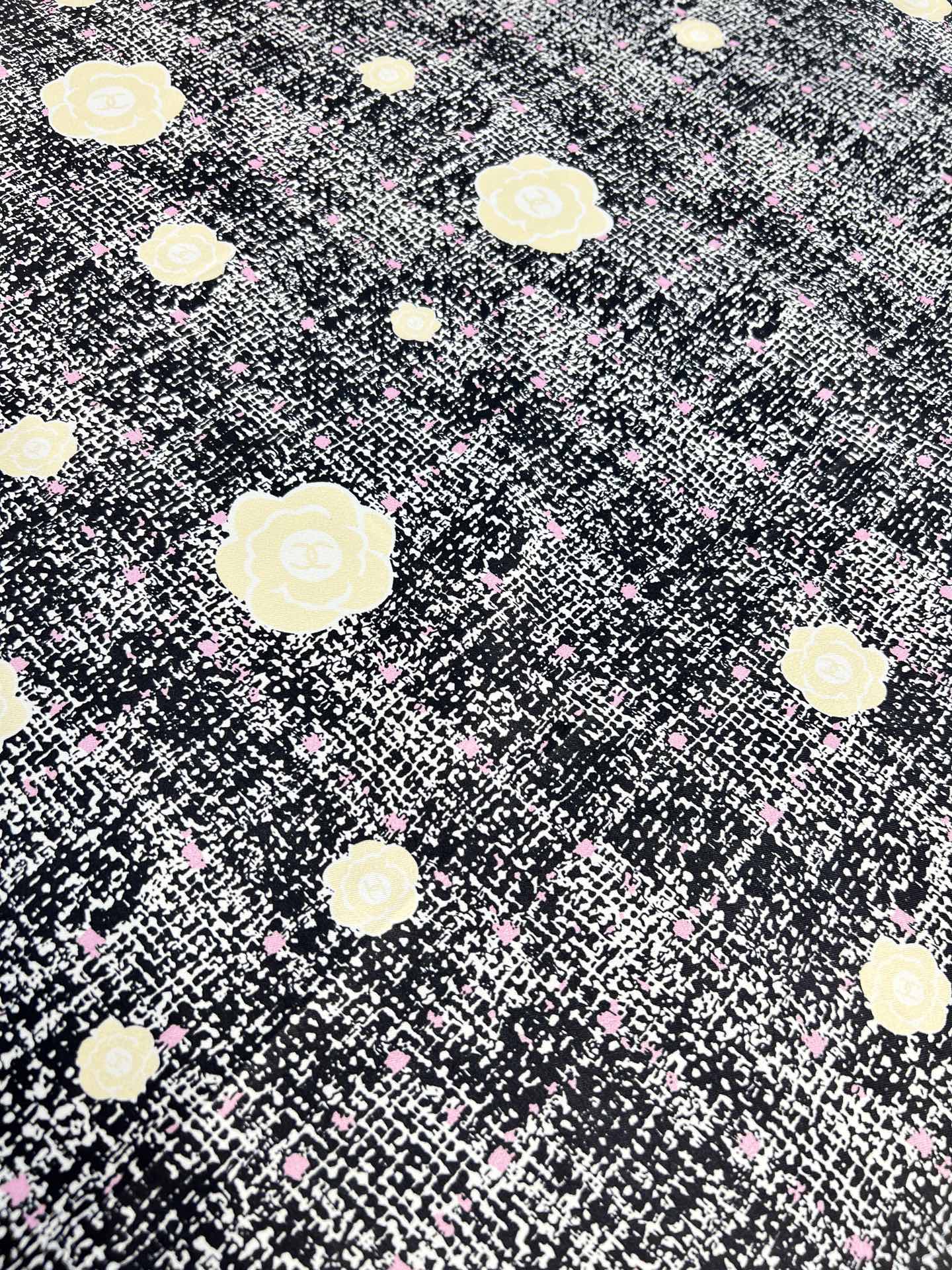 Chanel ~25。【18mm顶级真丝双面同色】花呢纹理与山茶花结合的设计简洁大气且时尚感满满香家一贯