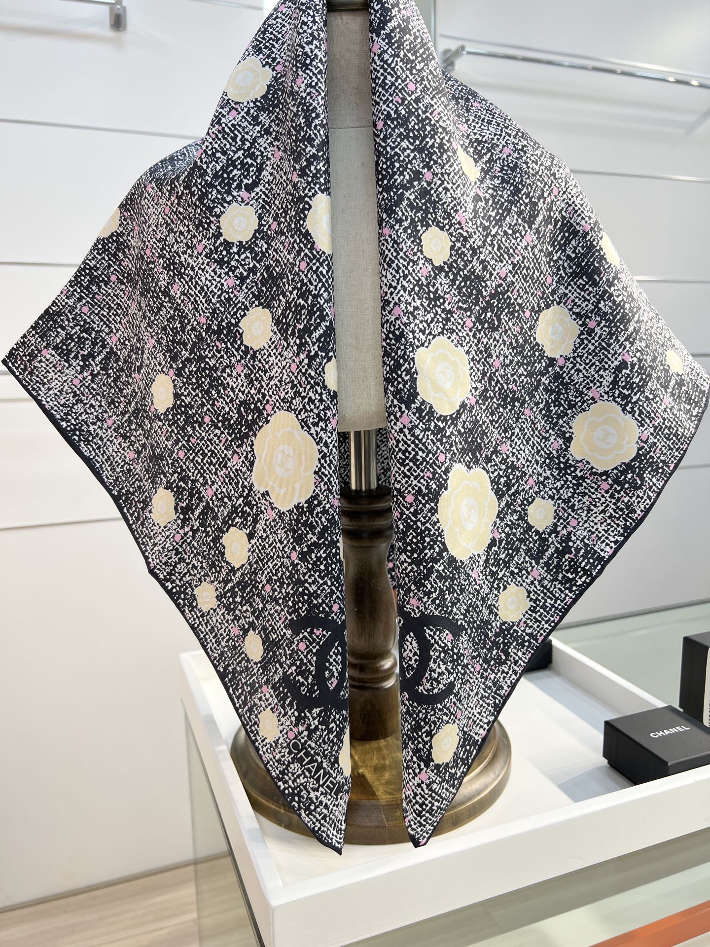 Chanel ~25。【18mm顶级真丝双面同色】花呢纹理与山茶花结合的设计简洁大气且时尚感满满香家一贯