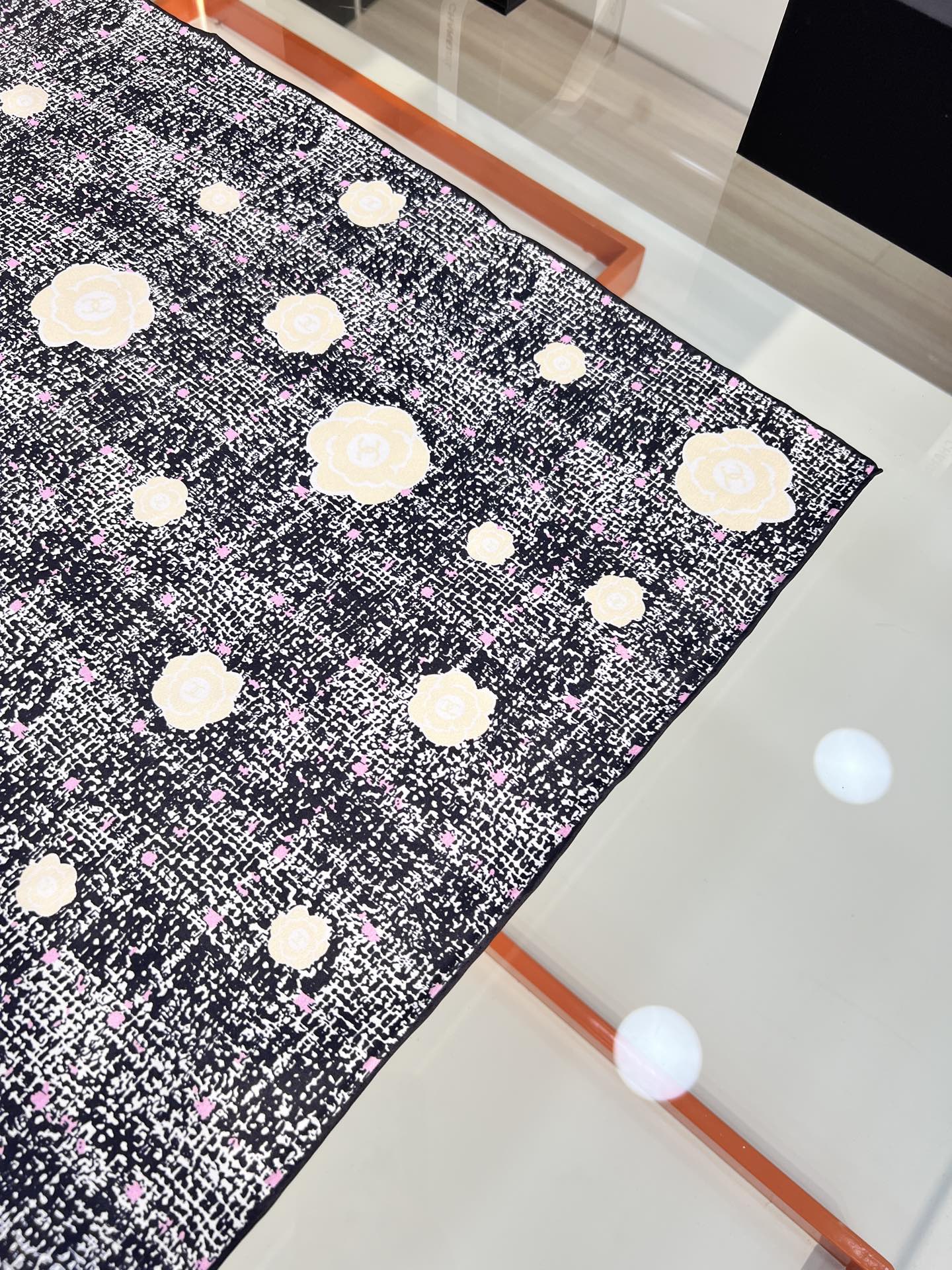 Chanel ~25。【18mm顶级真丝双面同色】花呢纹理与山茶花结合的设计简洁大气且时尚感满满香家一贯