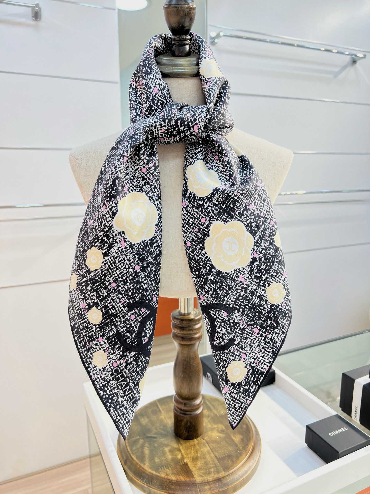 Chanel ~25。【18mm顶级真丝双面同色】花呢纹理与山茶花结合的设计简洁大气且时尚感满满香家一贯