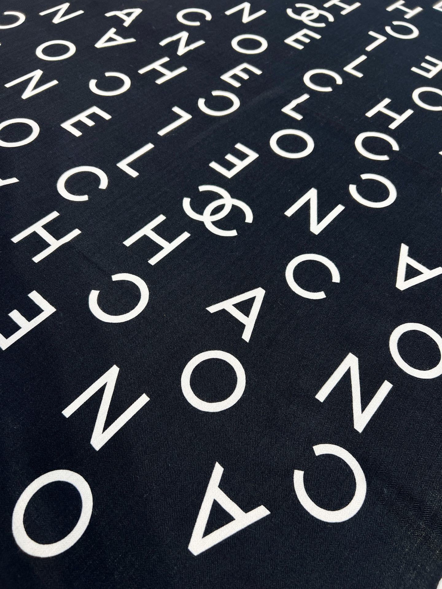 Chanel ~25秋冬新品～【双C字母组合】【140双面丝毛披肩】手工卷边丝毛方巾（30%桑蚕丝70%