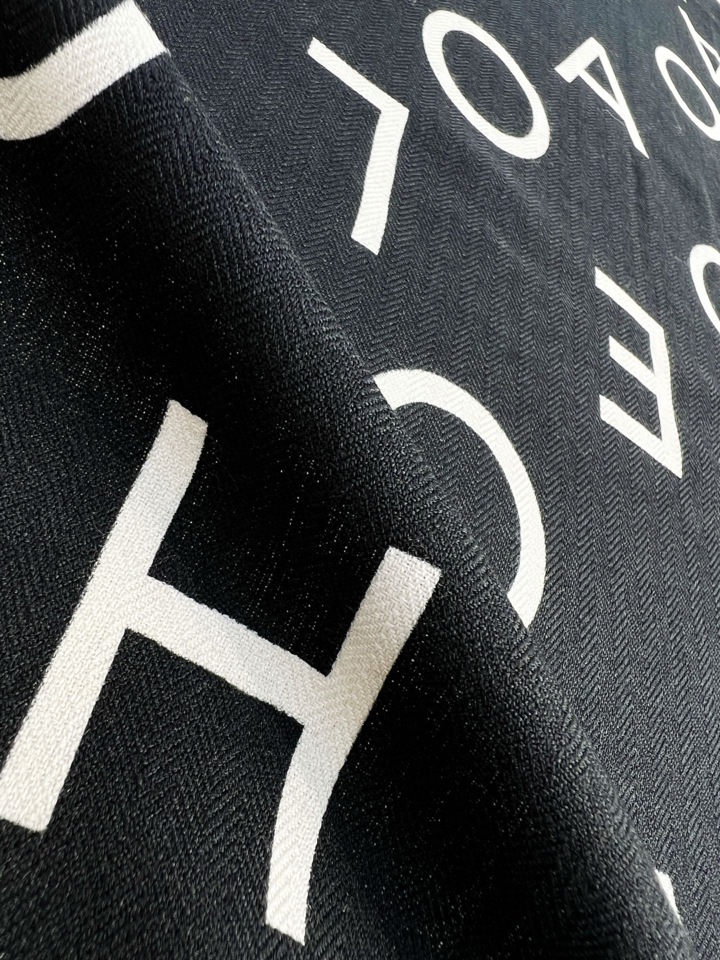 Chanel ~25秋冬新品～【双C字母组合】【140双面丝毛披肩】手工卷边丝毛方巾（30%桑蚕丝70%