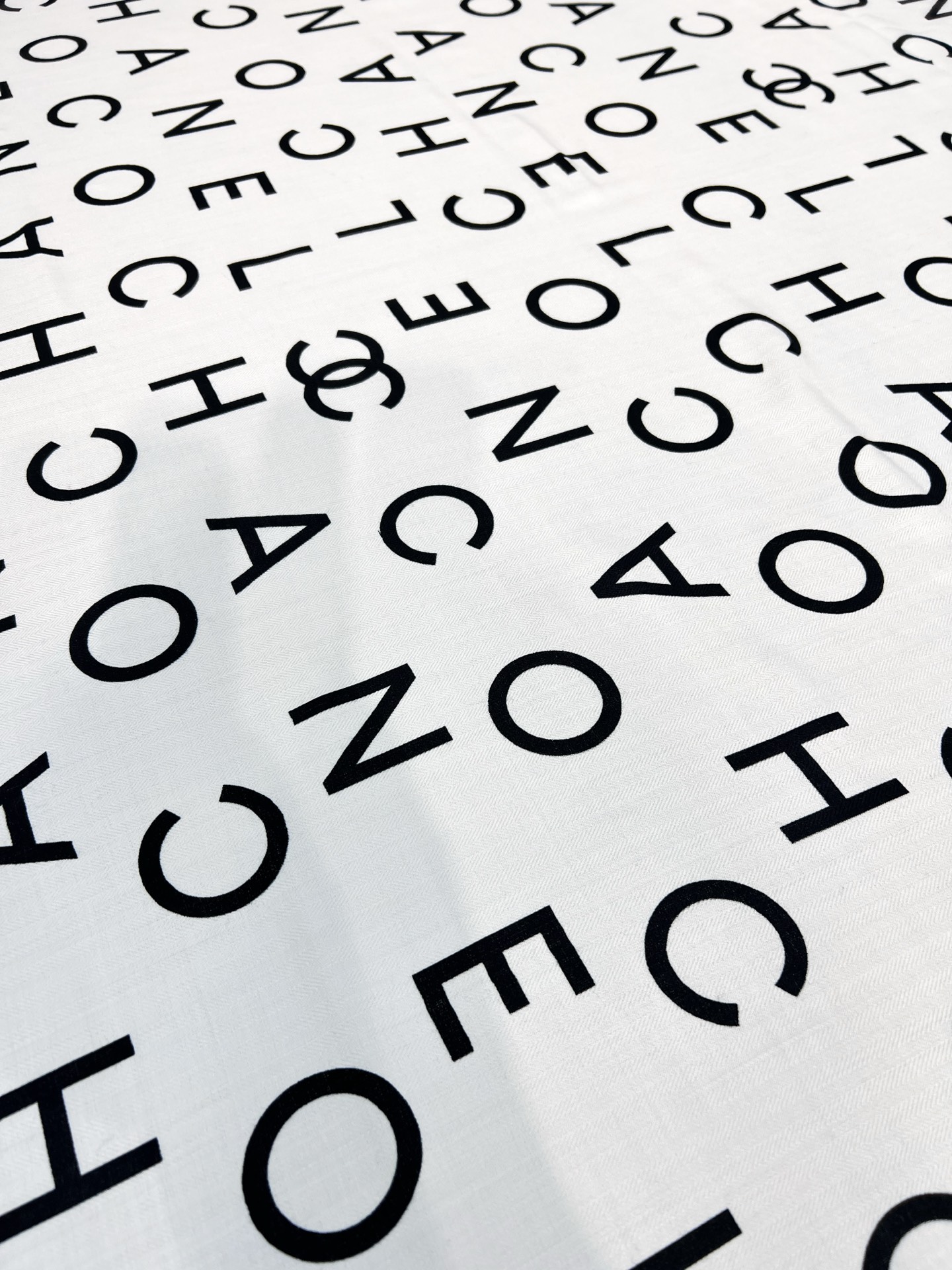 Chanel ~25秋冬新品～【双C字母组合】【140双面丝毛披肩】手工卷边丝毛方巾（30%桑蚕丝70%