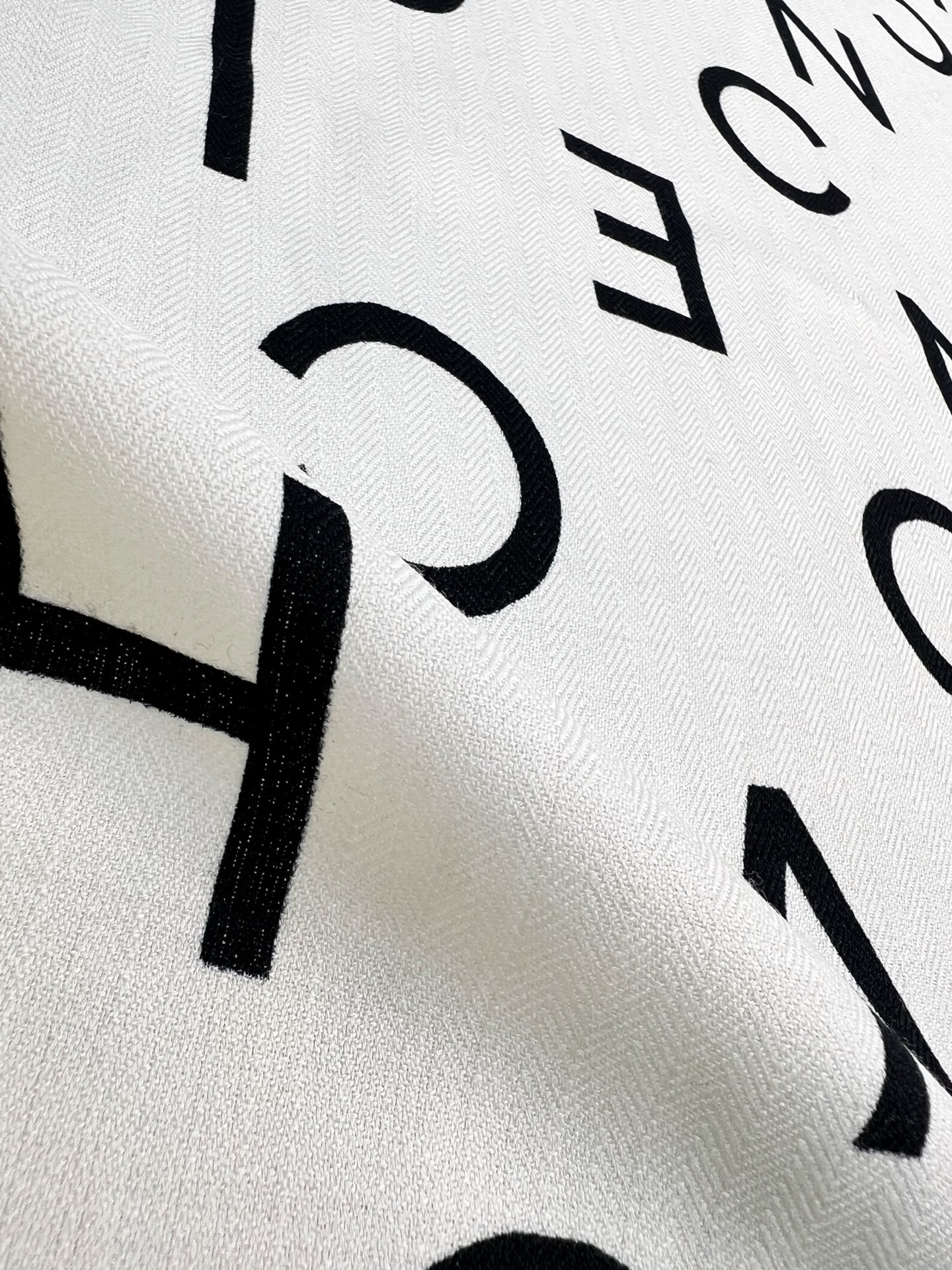 Chanel ~25秋冬新品～【双C字母组合】【140双面丝毛披肩】手工卷边丝毛方巾（30%桑蚕丝70%