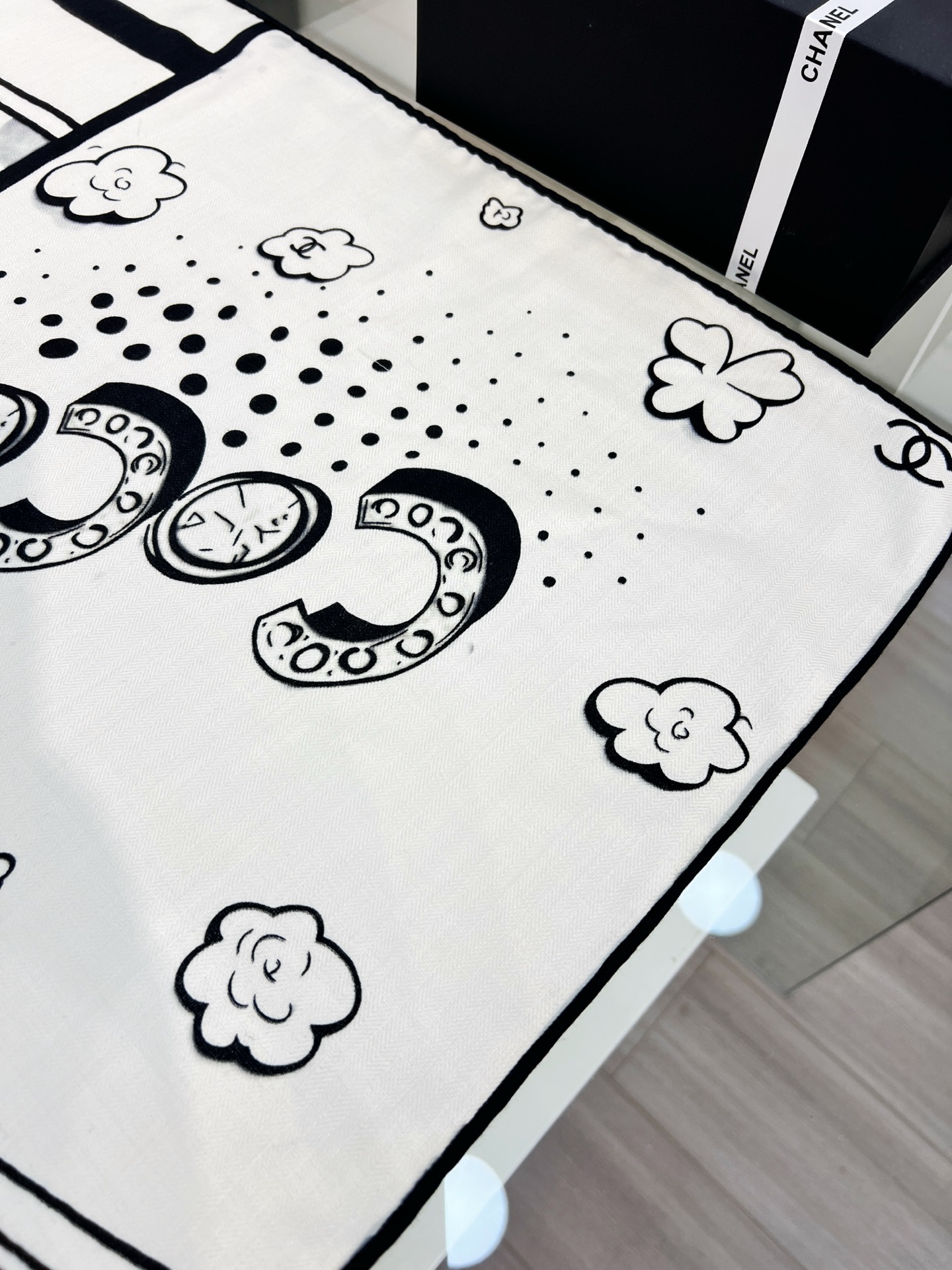 💰Chanel ~25秋冬新品～【五角星山茶花】
【140双面丝毛披肩】

手工卷边丝毛方巾（30%桑蚕