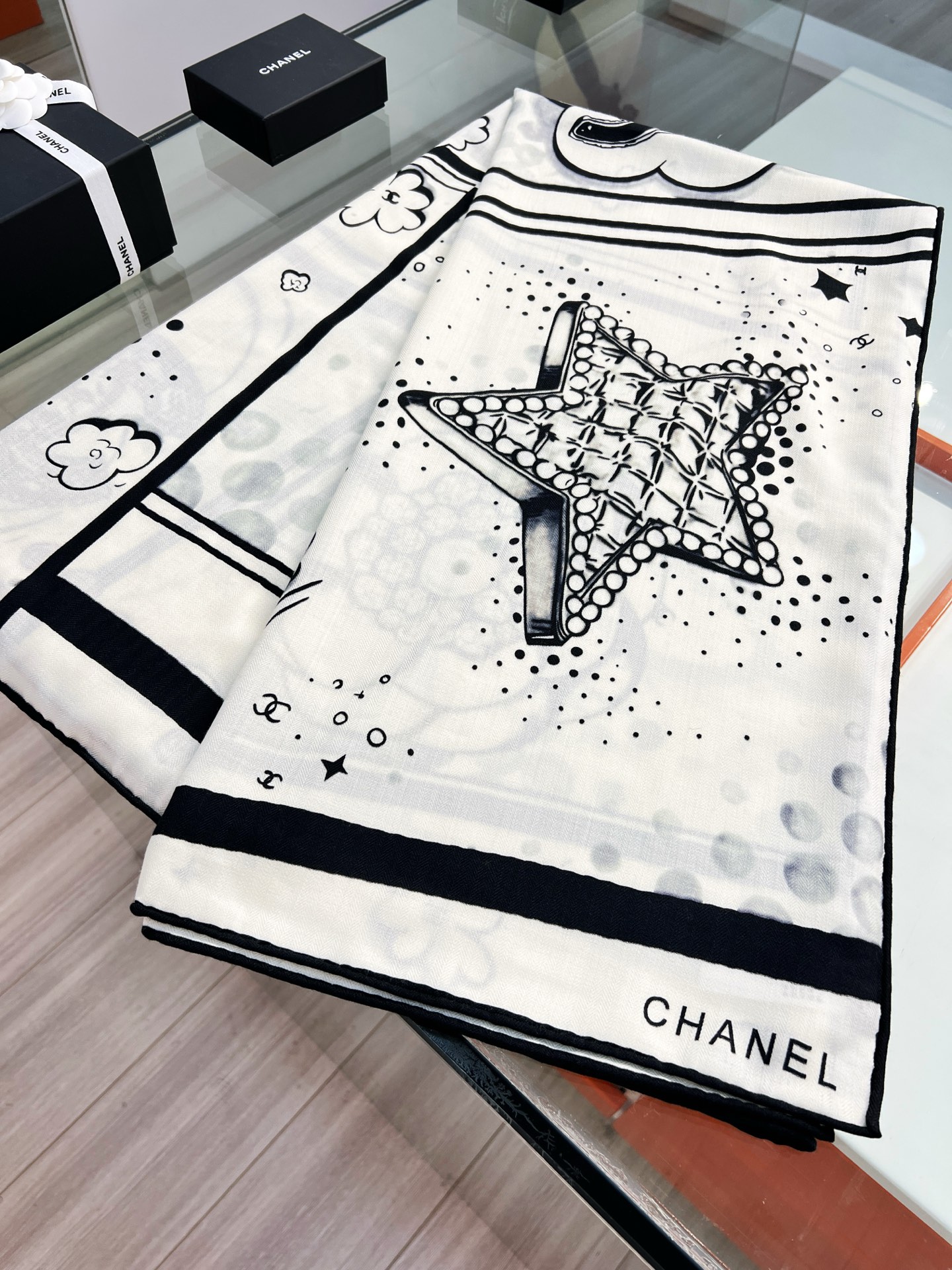 💰Chanel ~25秋冬新品～【五角星山茶花】
【140双面丝毛披肩】

手工卷边丝毛方巾（30%桑蚕