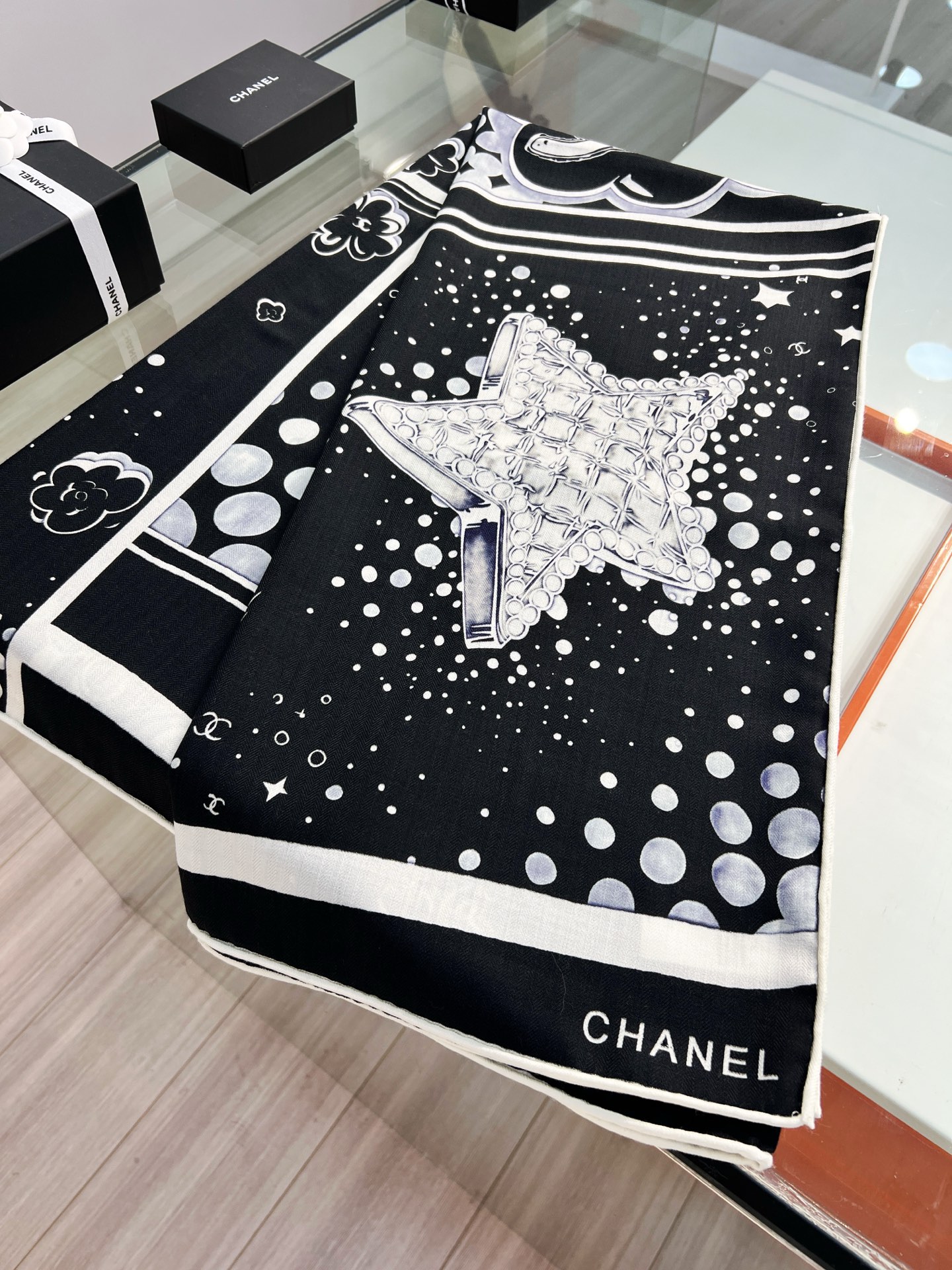 💰Chanel ~25秋冬新品～【五角星山茶花】
【140双面丝毛披肩】

手工卷边丝毛方巾（30%桑蚕
