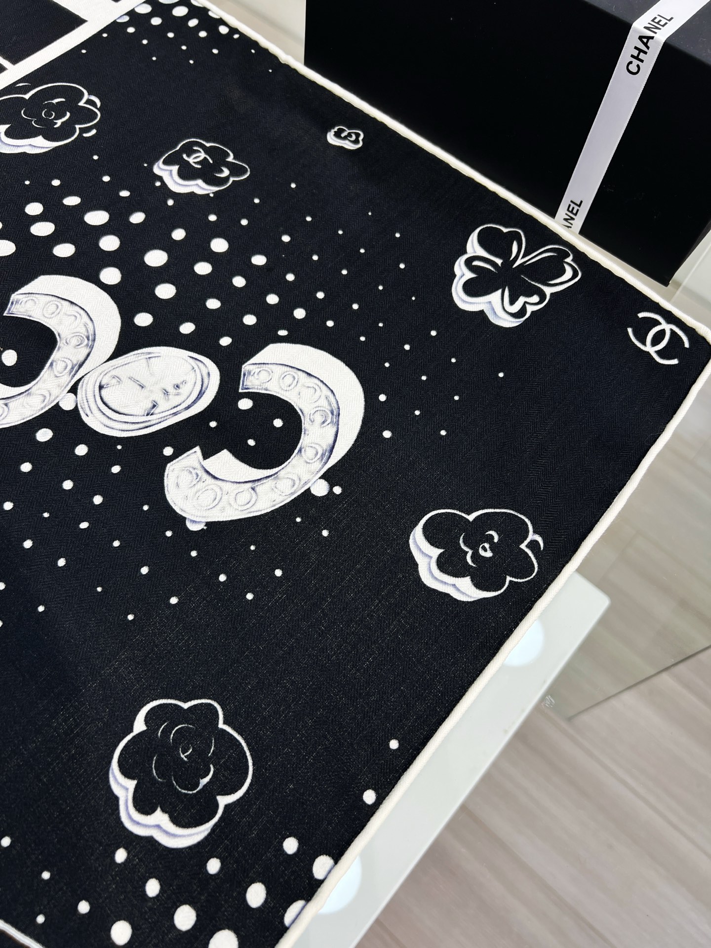 💰Chanel ~25秋冬新品～【五角星山茶花】
【140双面丝毛披肩】

手工卷边丝毛方巾（30%桑蚕